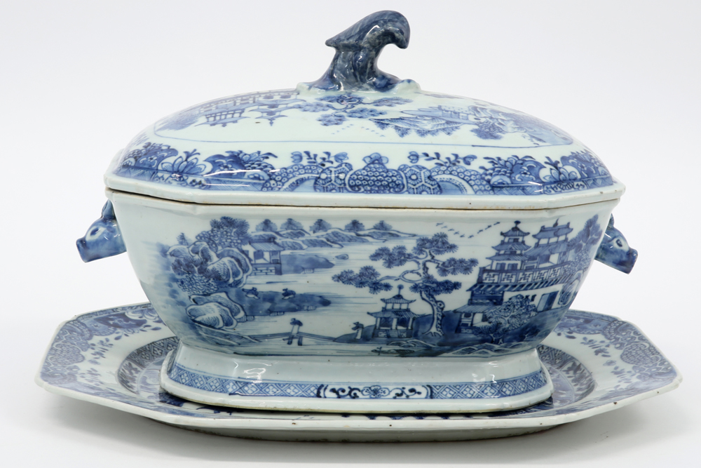 18th Cent. Chinese set of lidded tureen and its matching dish in porcelain with a blue-white - Bild 3 aus 5