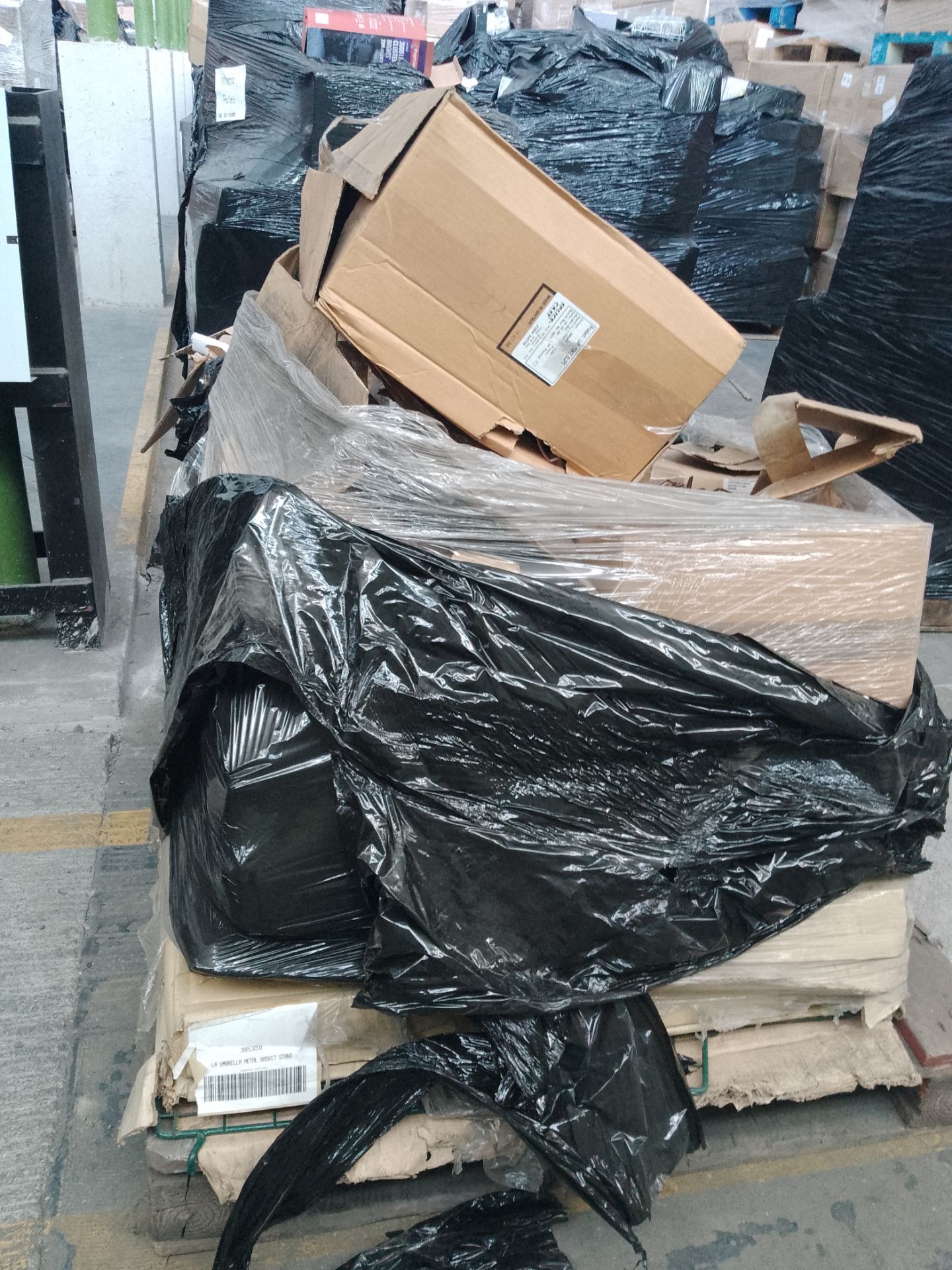 1 Pallet Full of Small Plastic Spades & Thousands of Plastic Accessories for Plant Pots - Image 2 of 3