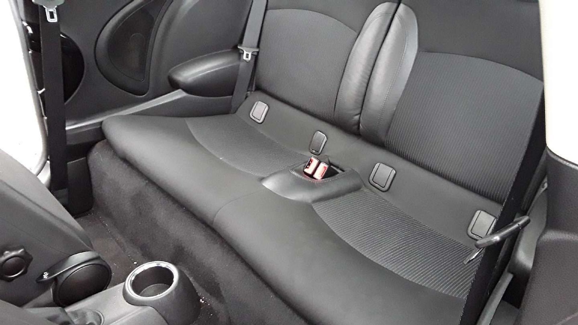 2011 Mini Cooper 1.6 S 3 Door Hatchback - 82,530 miles - 2 keys - Image 12 of 23