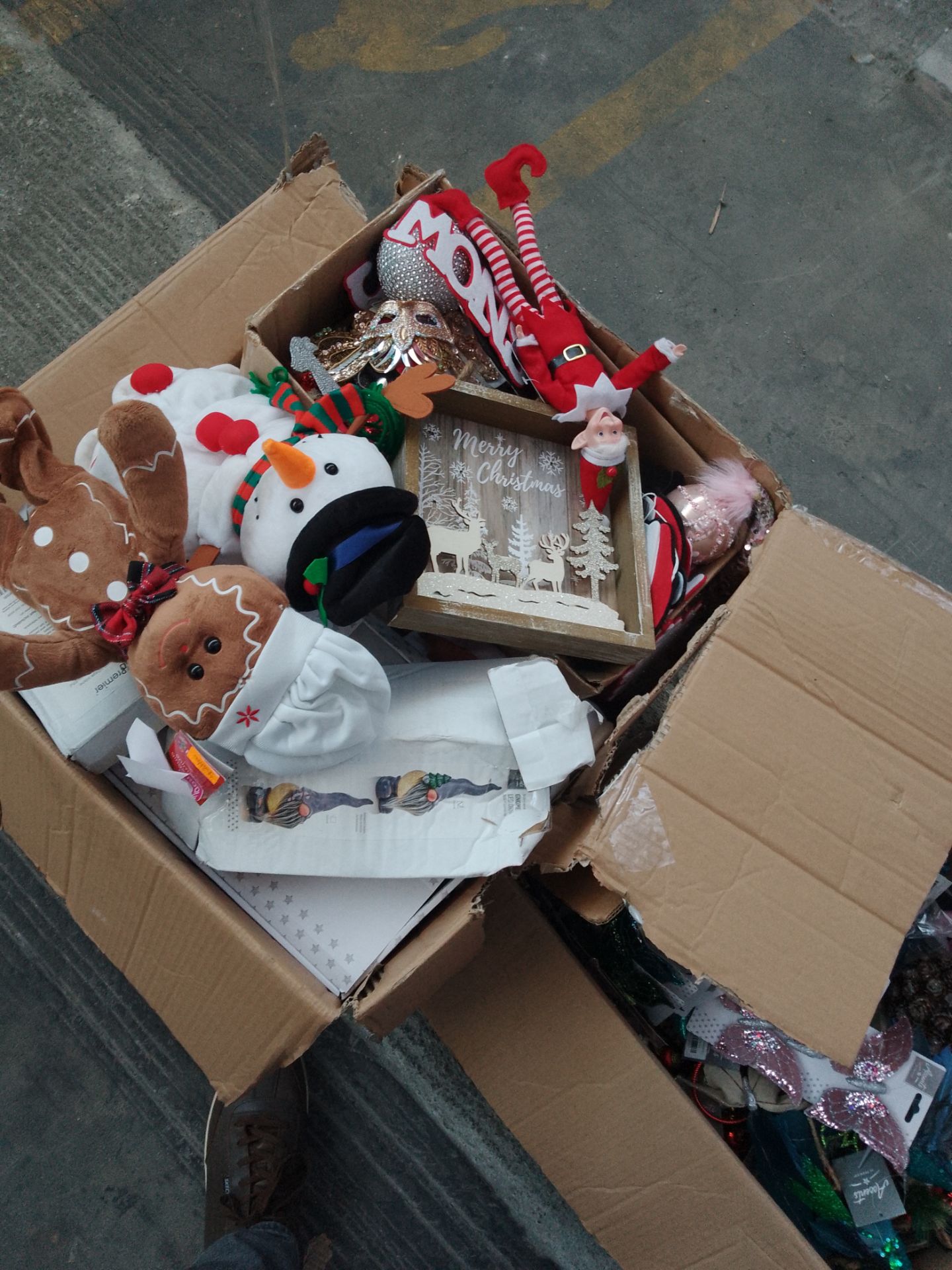 1 pallet of Mainly Appears New Christmas products - Lanterns, canvases, stuffed animals See pictures - Image 8 of 10
