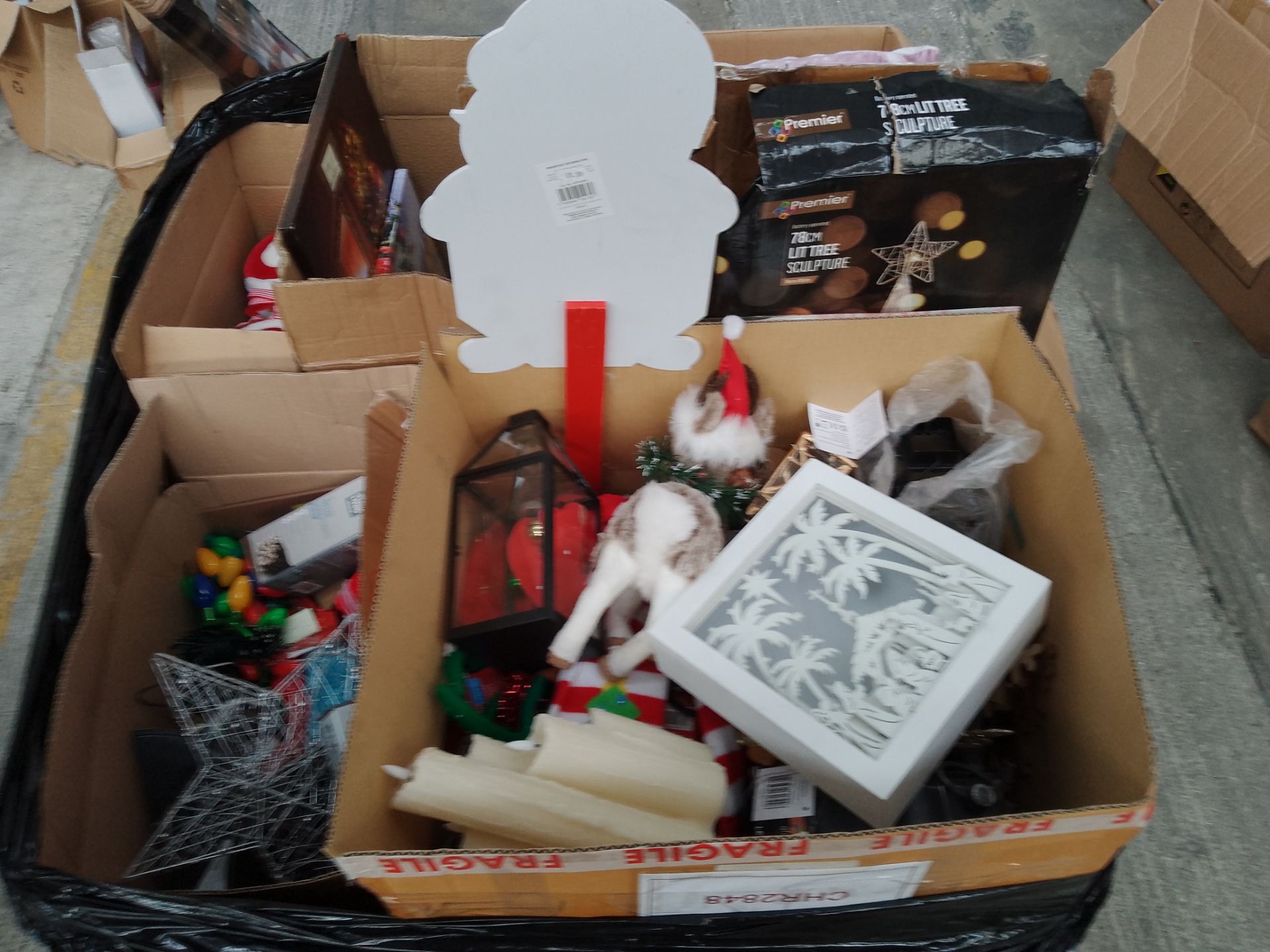1 pallet of Mainly Appears New Christmas products - Lanterns, canvases, stuffed animals See pictures - Image 7 of 10
