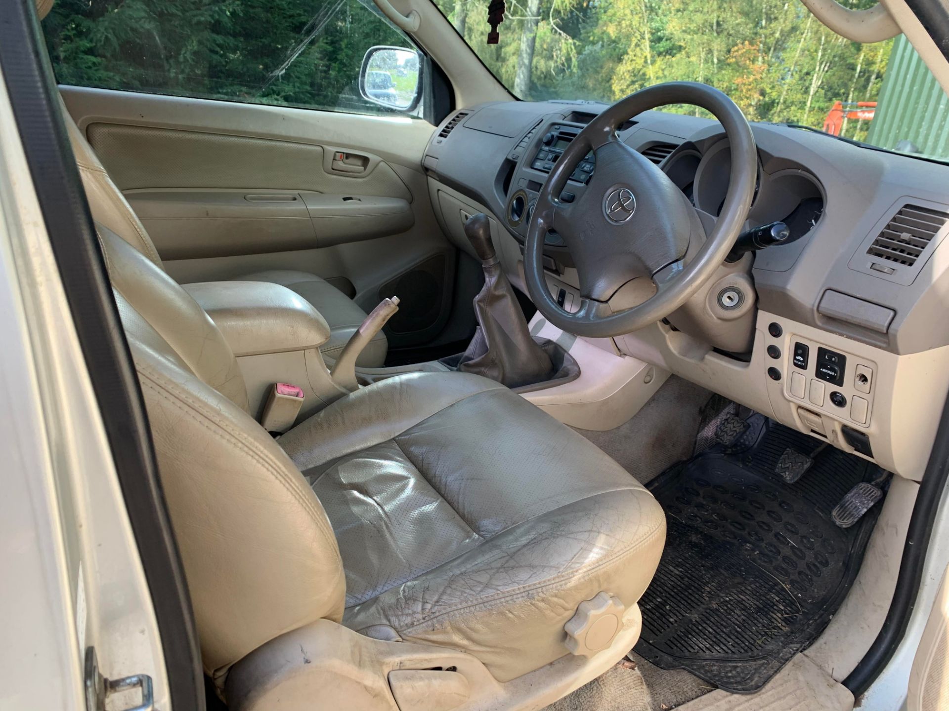 2005/55 Toyota Hilux Vigo 3.0 Diesel Silver - 175k miles - Leather bull bars - Chrome ladder rack - Image 8 of 9