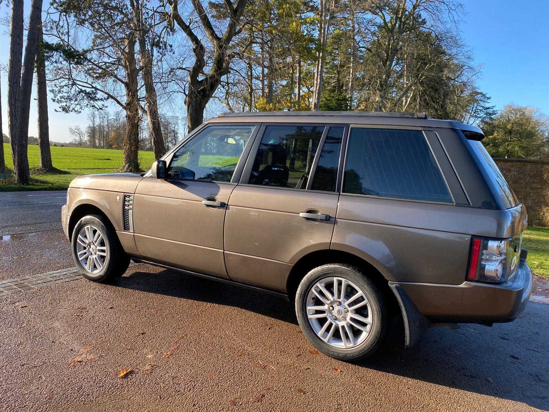 2010 Range Rover Vogue 3.6 TDV8 SUV ESTATE - LOW MILEAGE 74K MILES - Image 9 of 15