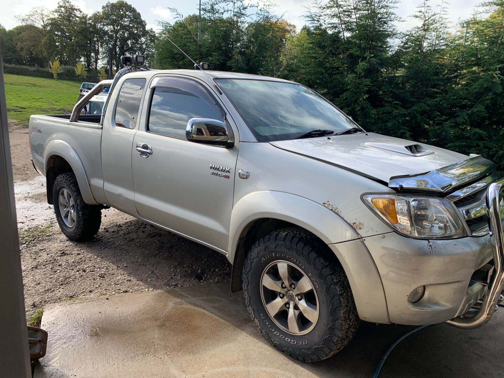 2005/55 Toyota Hilux Vigo 3.0 Diesel Silver - 175k miles - Leather bull bars - Chrome ladder rack