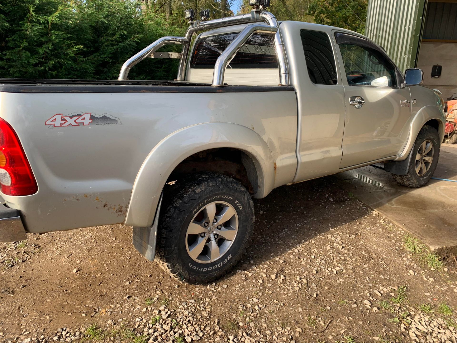 2005/55 Toyota Hilux Vigo 3.0 Diesel Silver - 175k miles - Leather bull bars - Chrome ladder rack - Image 6 of 9