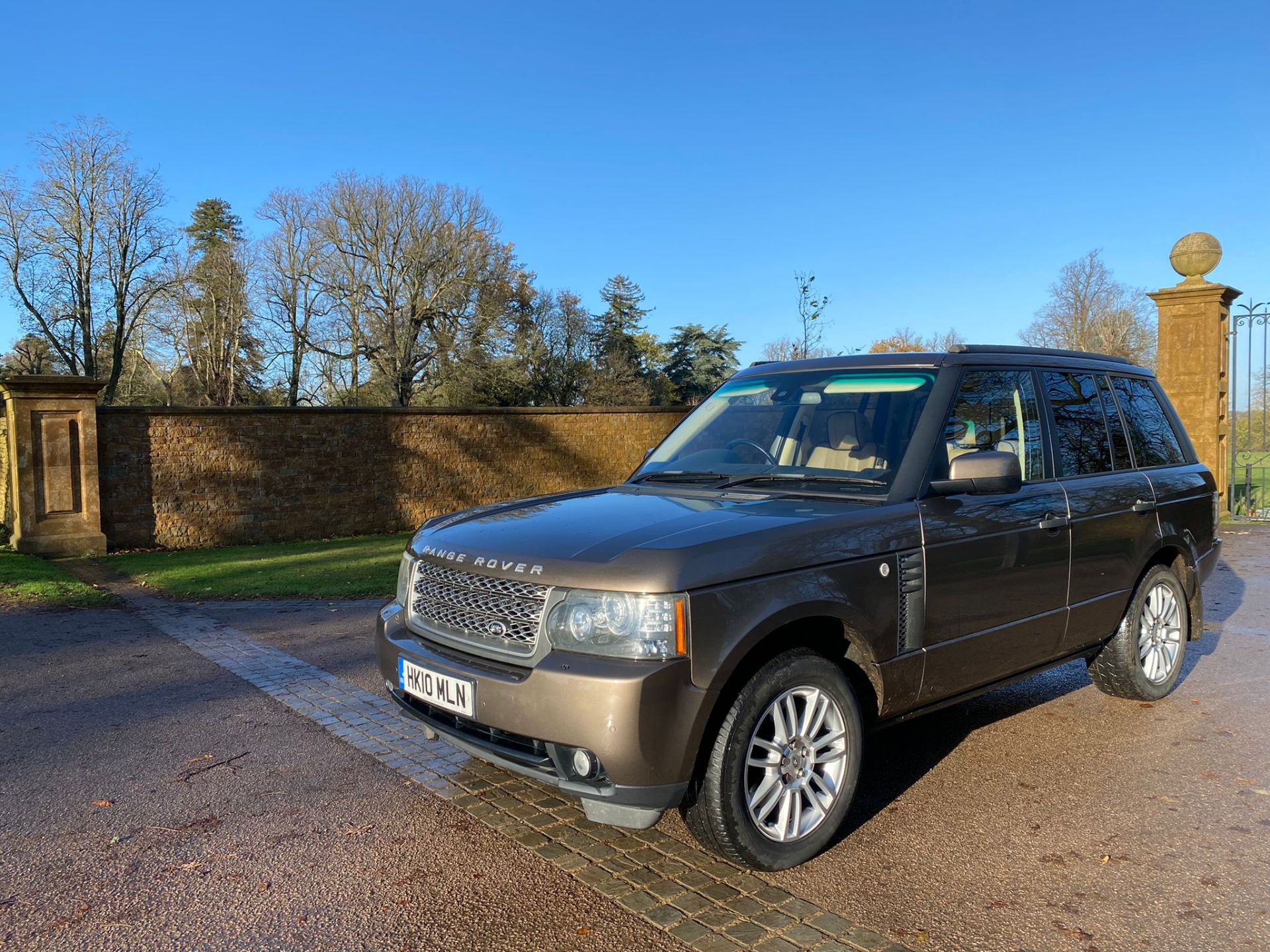 2010 Range Rover Vogue 3.6 TDV8 SUV ESTATE - LOW MILEAGE 74K MILES - Image 8 of 15