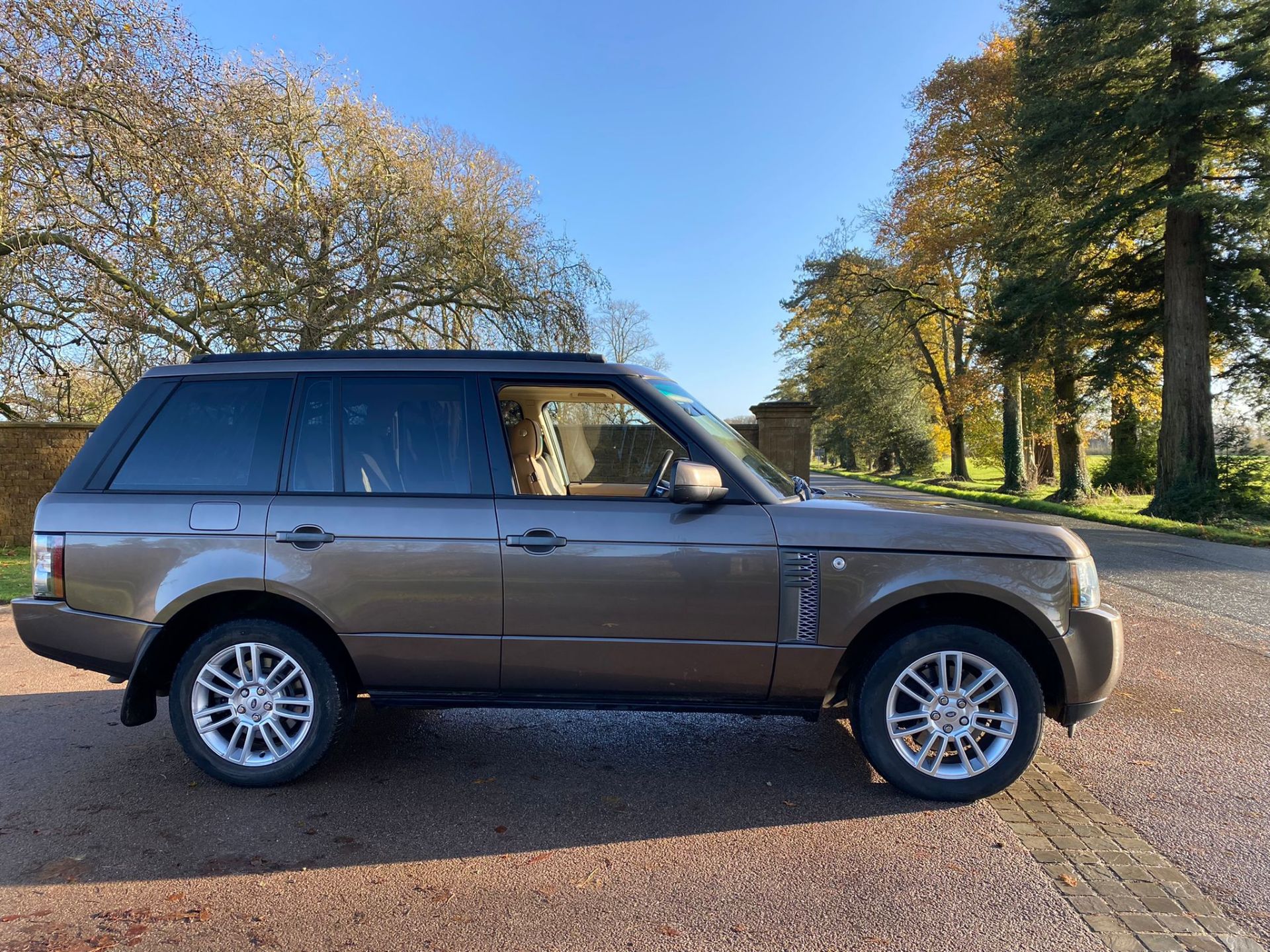 2010 Range Rover Vogue 3.6 TDV8 SUV ESTATE - LOW MILEAGE 74K MILES - Image 7 of 15