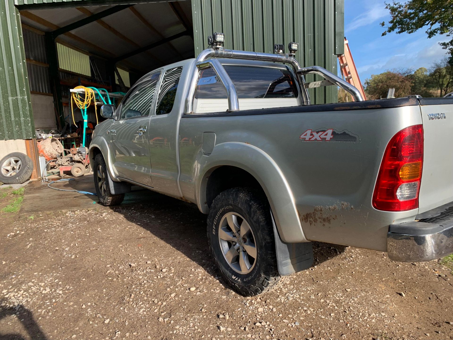 2005/55 Toyota Hilux Vigo 3.0 Diesel Silver - 175k miles - Leather bull bars - Chrome ladder rack - Image 4 of 9