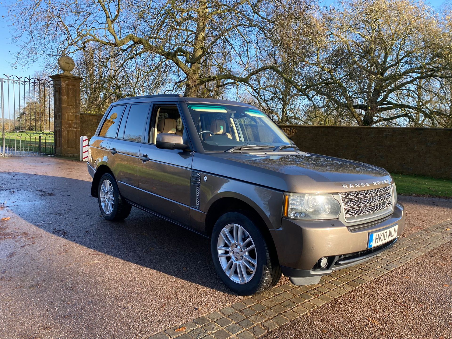 2010 Range Rover Vogue 3.6 TDV8 SUV ESTATE - LOW MILEAGE 74K MILES - Image 10 of 15