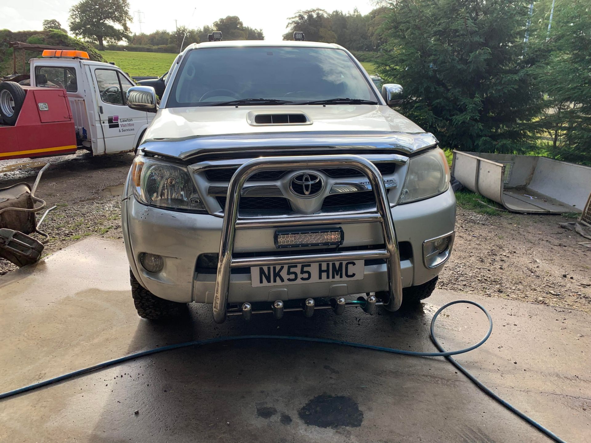 2005/55 Toyota Hilux Vigo 3.0 Diesel Silver - 175k miles - Leather bull bars - Chrome ladder rack - Image 2 of 9