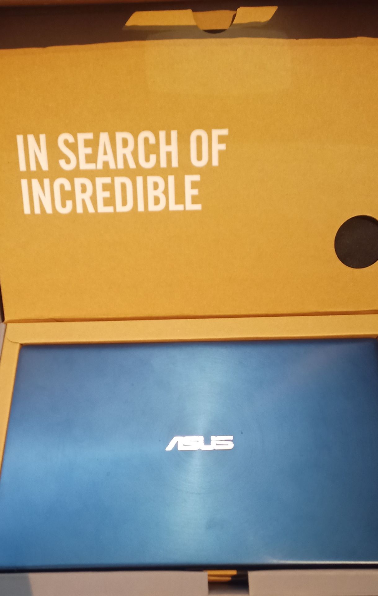 Asus Zenbook Laptop - Looks to be first person set up - complete with all accessories