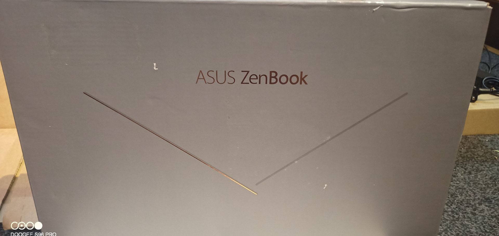 Asus Zenbook Laptop - Looks to be first person set up - complete with all accessories - Image 4 of 8