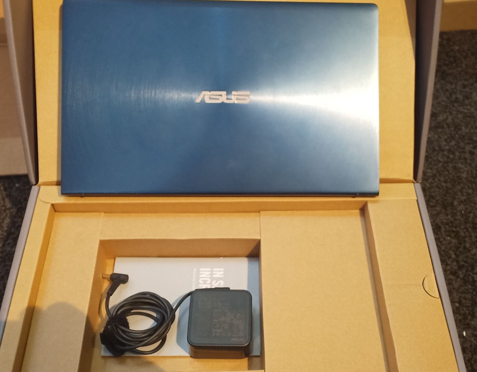 Asus Zenbook Laptop - Looks to be first person set up - complete with all accessories - Image 3 of 8