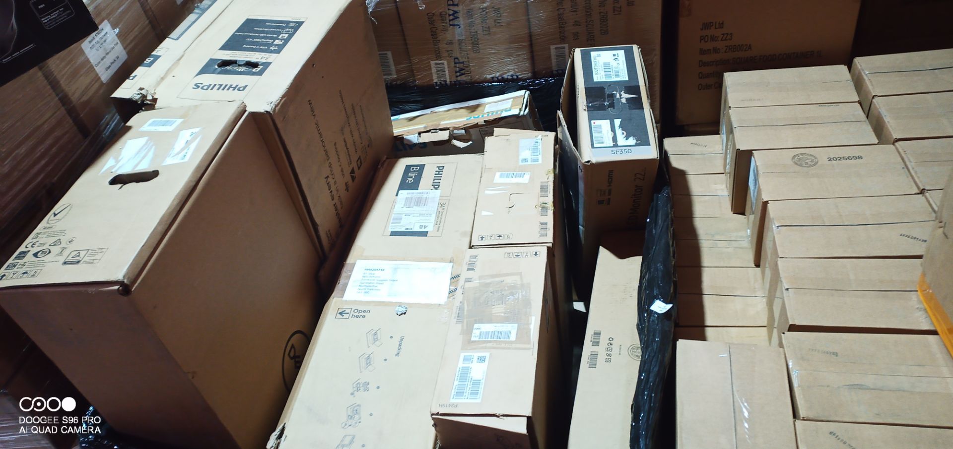 Pallet box containing assorted customer return faulty/broken screen monitors