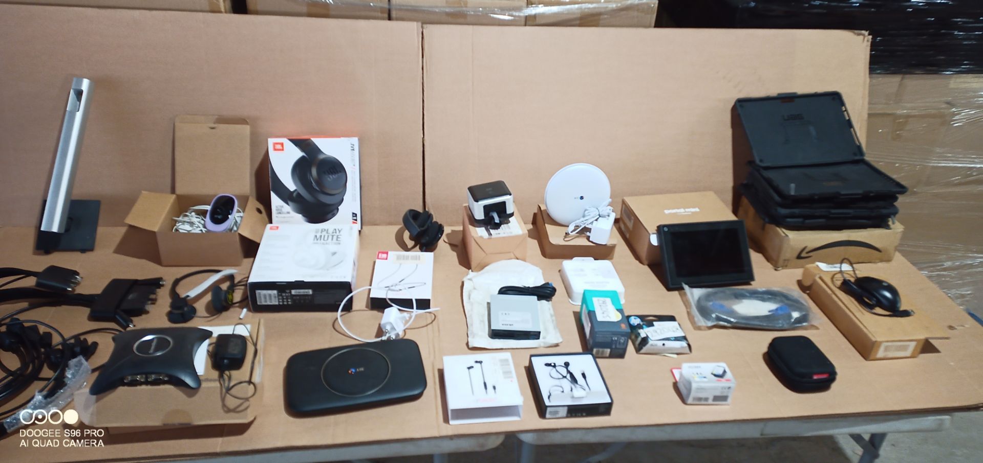 Large assortment of electrical / digital gadgets / items as pictured , all unchecked untested