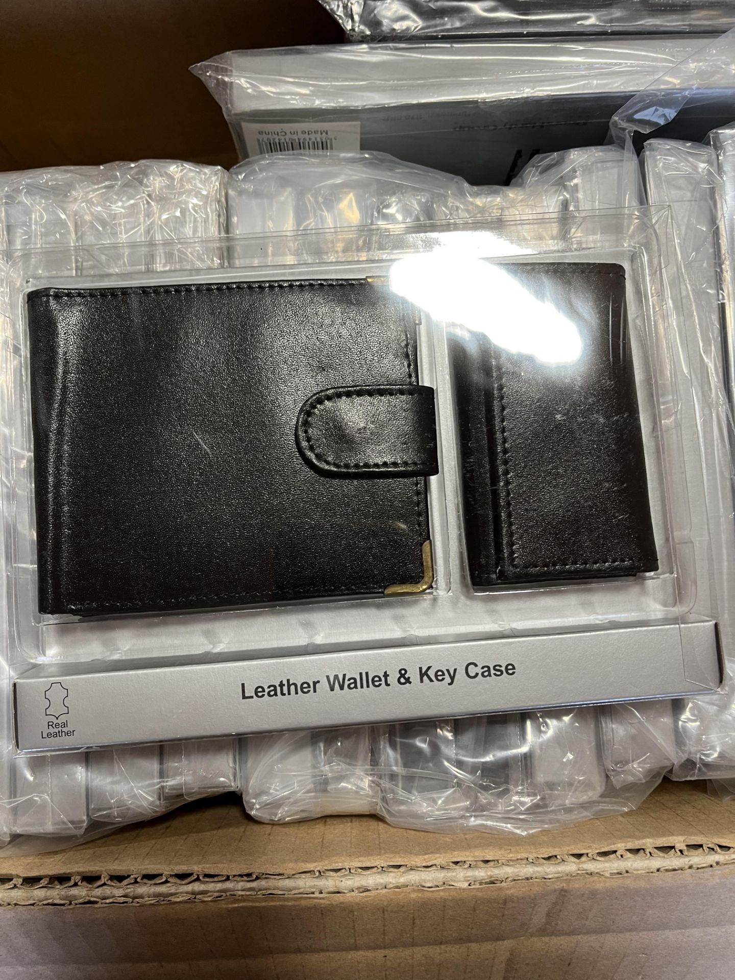 Leather wallet and key case approx 20 box 28