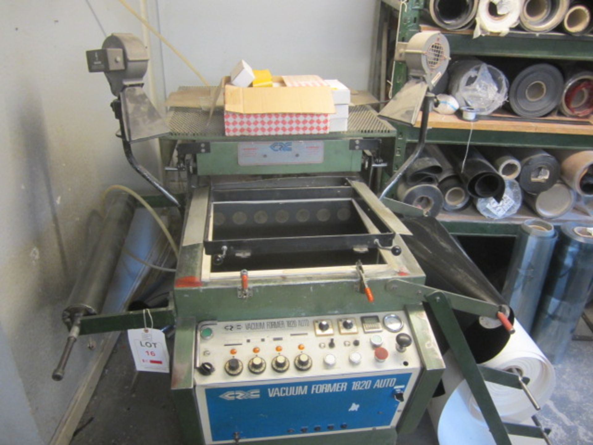 CRC 1820 auto vacuum former, 4 zone, manual platen raise with reel dispenser. Located at Supreme - Image 2 of 7