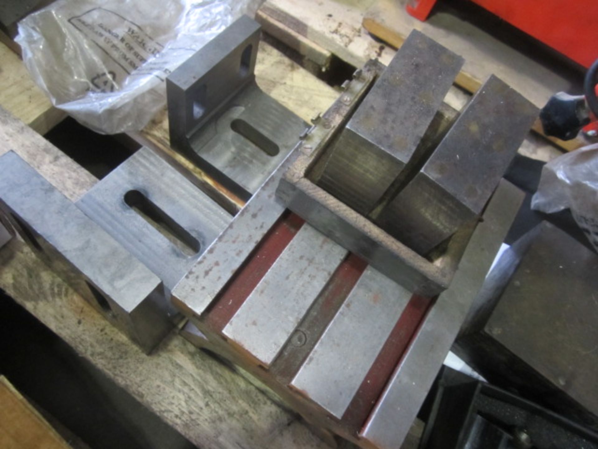 T slot incline table, 5" x 7", 2 x mag blocks, 2 x angle plates 4" x 4" / 3" x 3". Located at