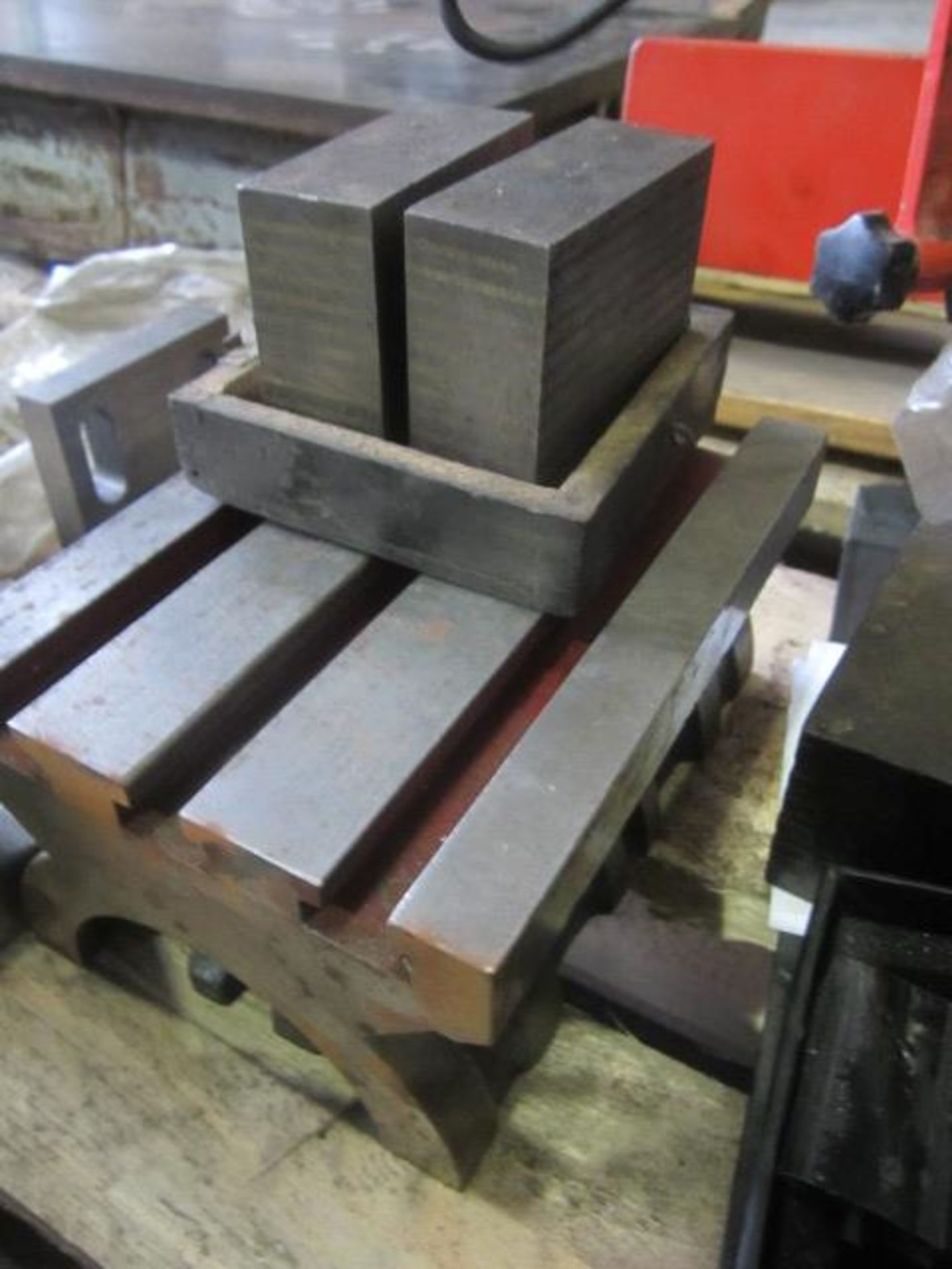 T slot incline table, 5" x 7", 2 x mag blocks, 2 x angle plates 4" x 4" / 3" x 3". Located at - Image 2 of 2