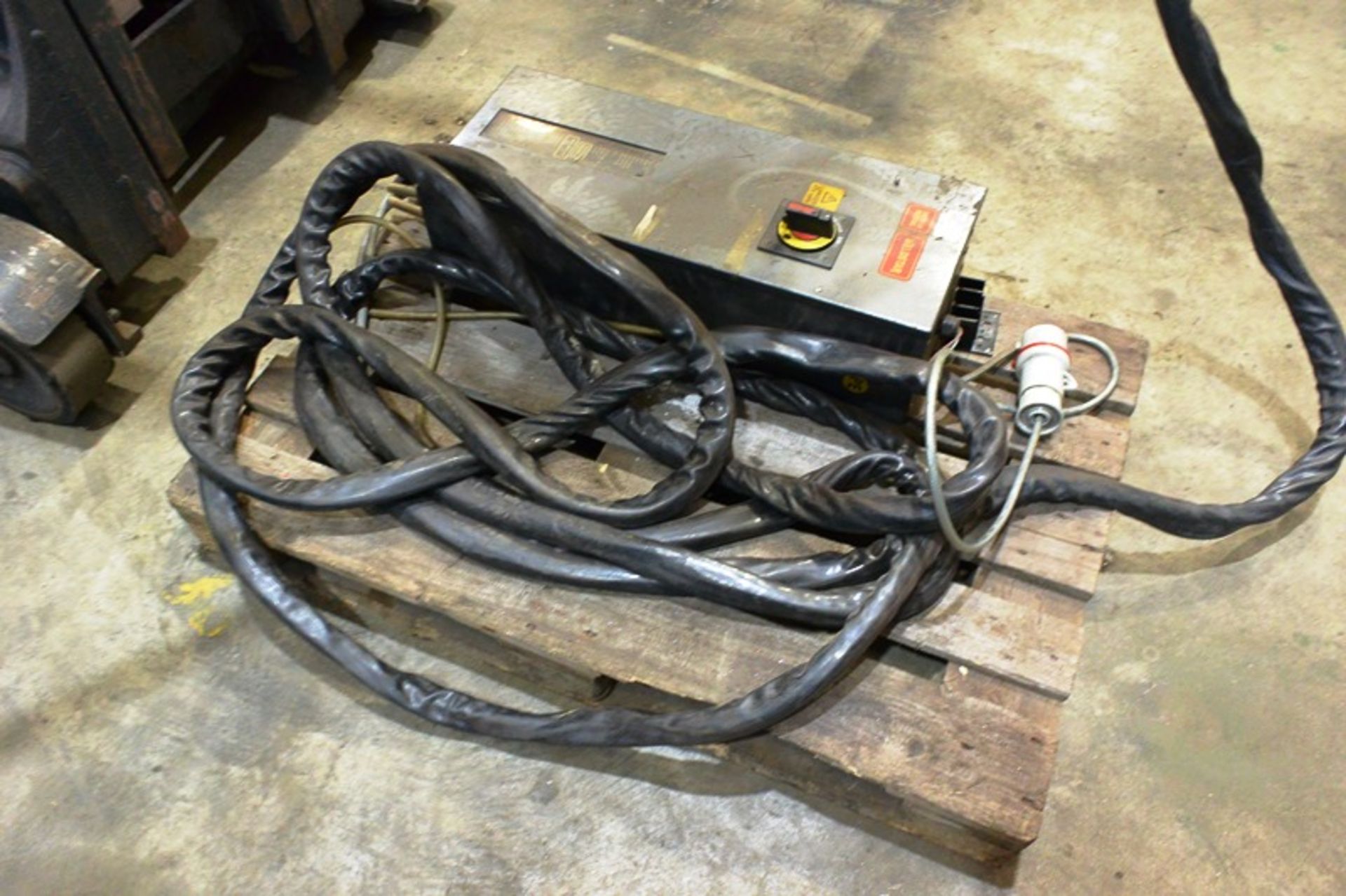 Portable Welders Ltd 5286 spot welder, serial no. 9117, 3 phase, with British Federala Weldstar 2000 - Image 3 of 6