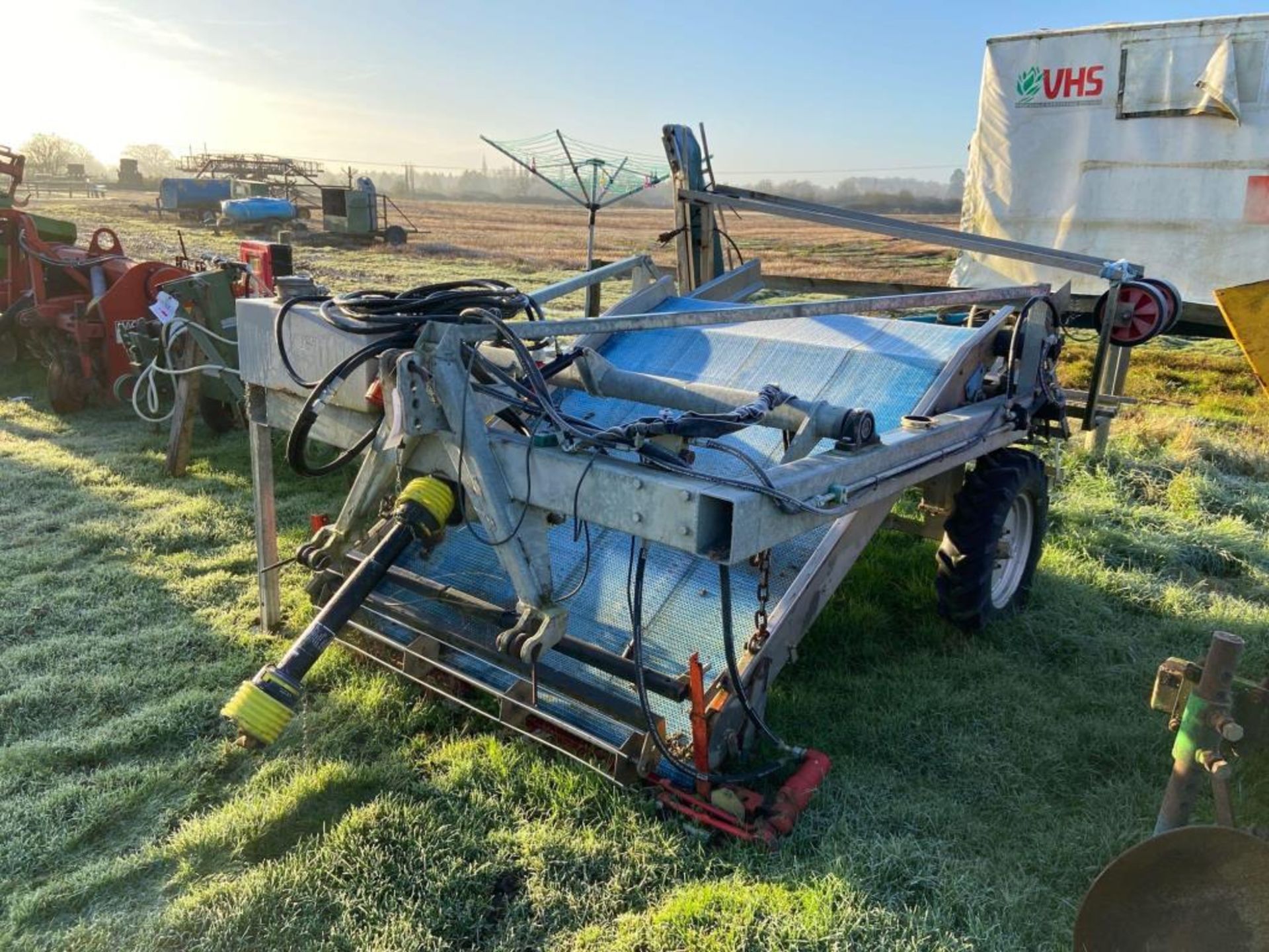 Tractor mounted 1.5m herb harvester with conveyor bed to side delivery (damaged) - Image 2 of 6