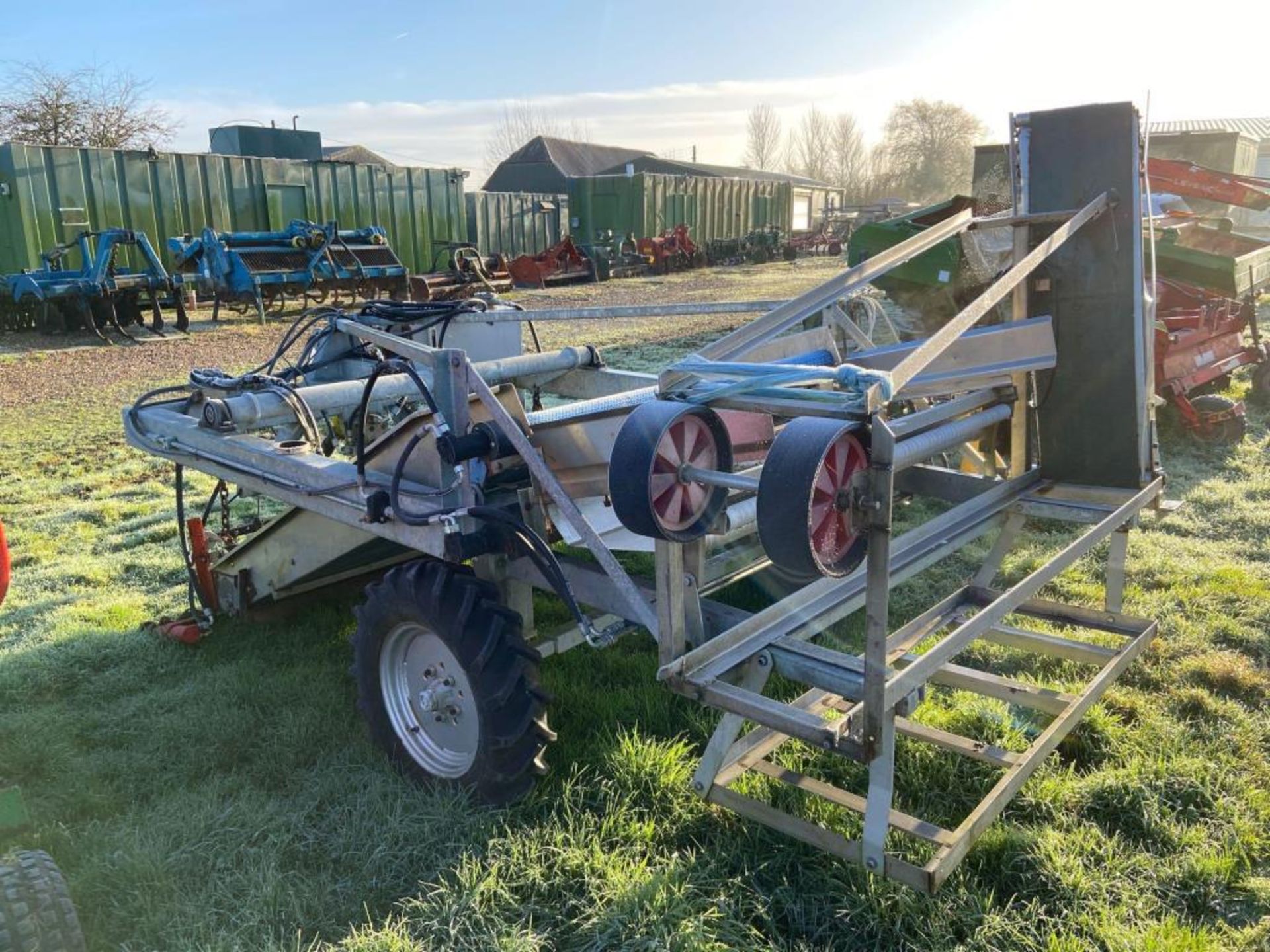 Tractor mounted 1.5m herb harvester with conveyor bed to side delivery (damaged) - Image 4 of 6