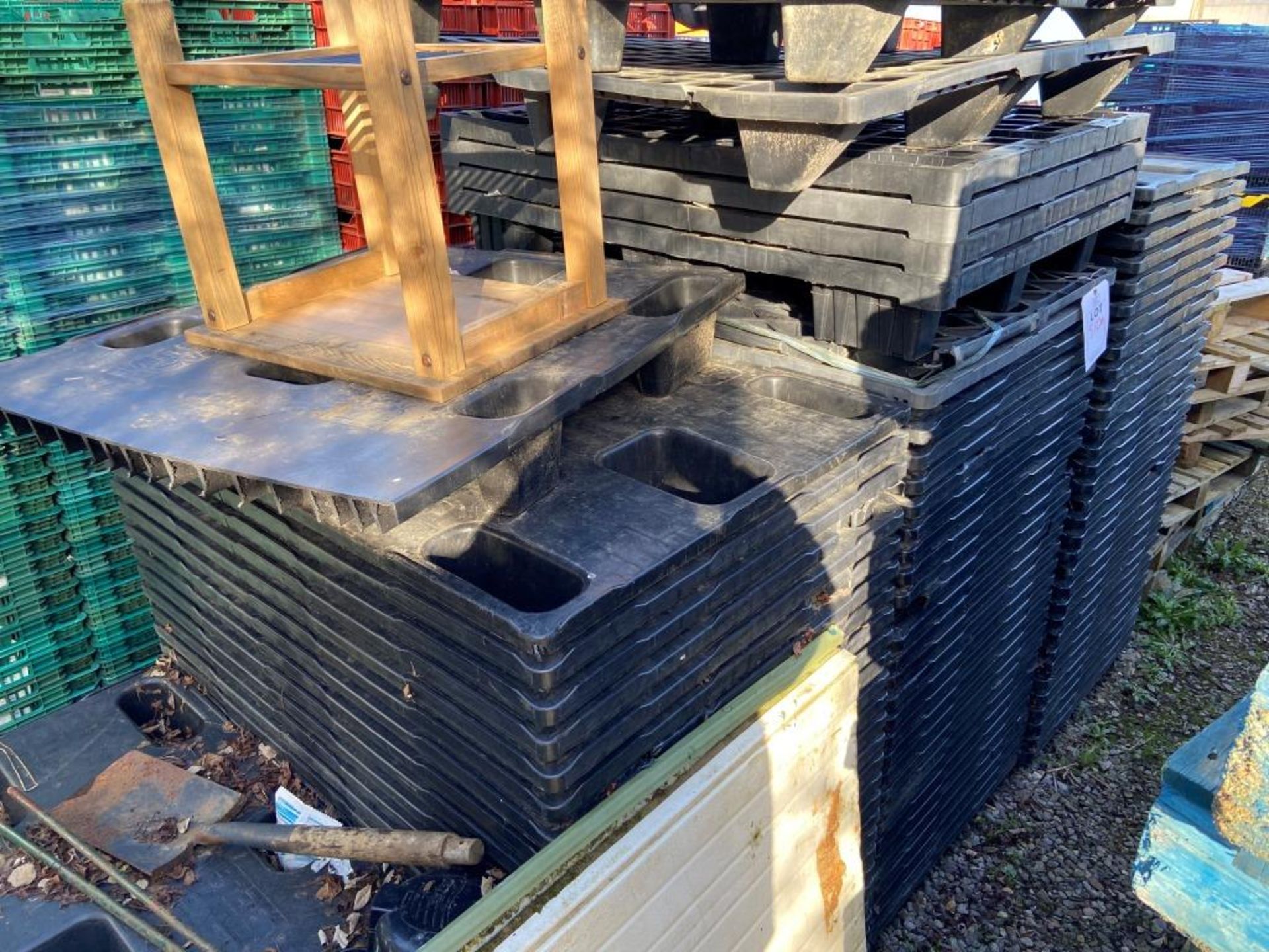 Approx 100 assorted size black plastic pallets - Image 2 of 3