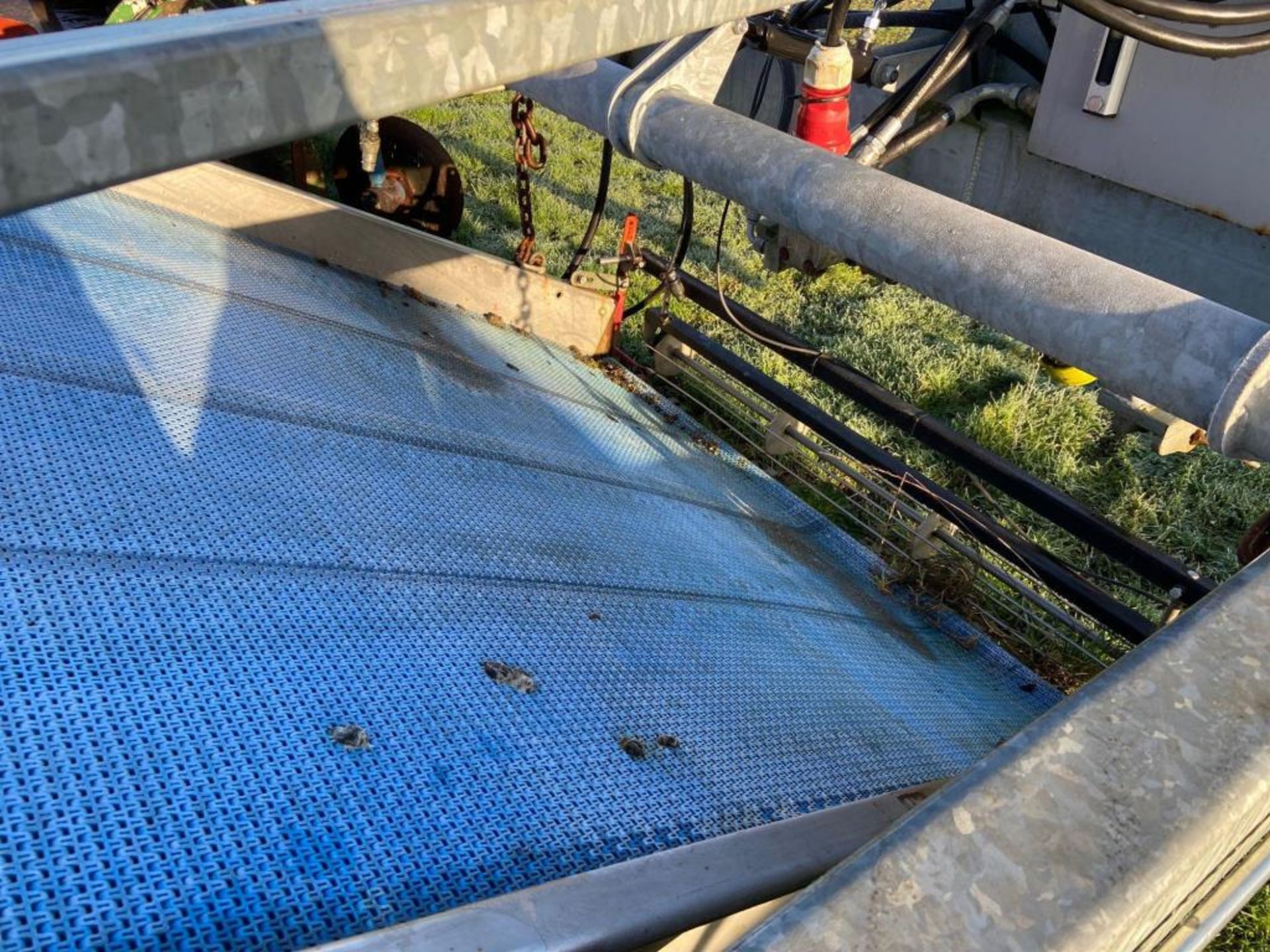 Tractor mounted 1.5m herb harvester with conveyor bed to side delivery (damaged) - Image 5 of 6