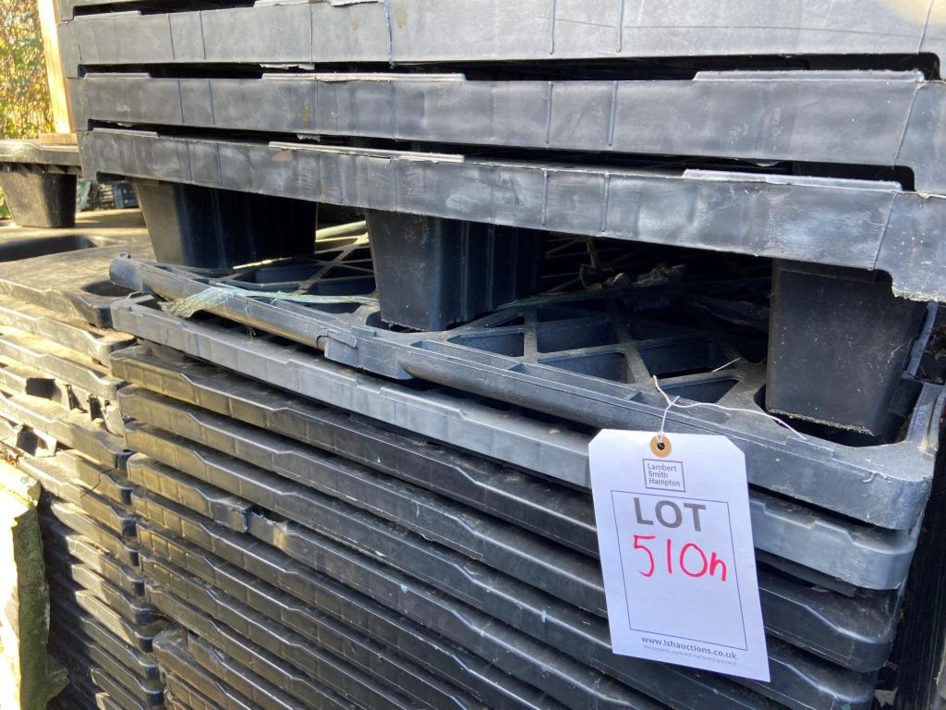 Approx 100 assorted size black plastic pallets - Image 3 of 3