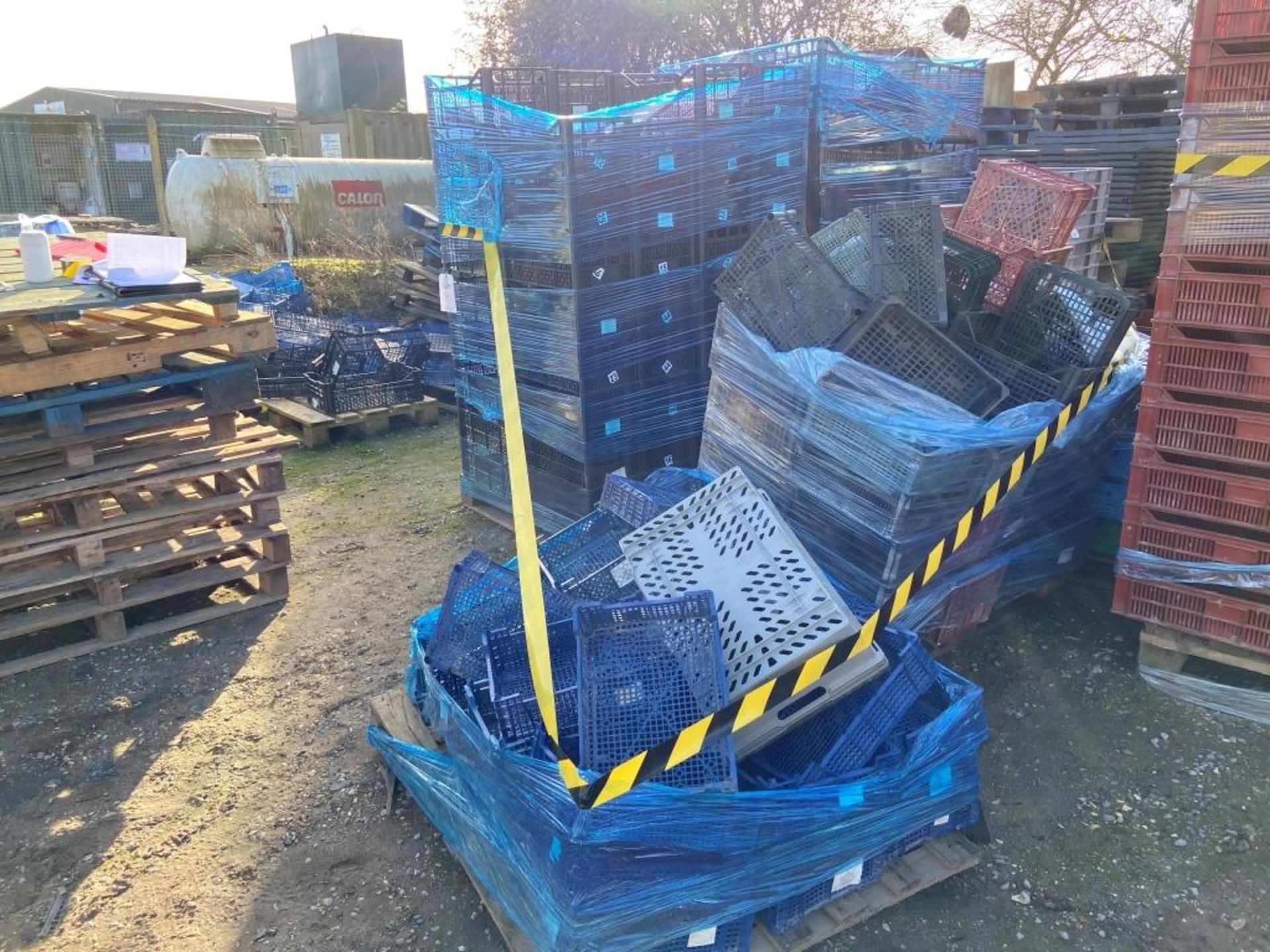 Five pallets of assorted plastic carry crates - Image 2 of 3