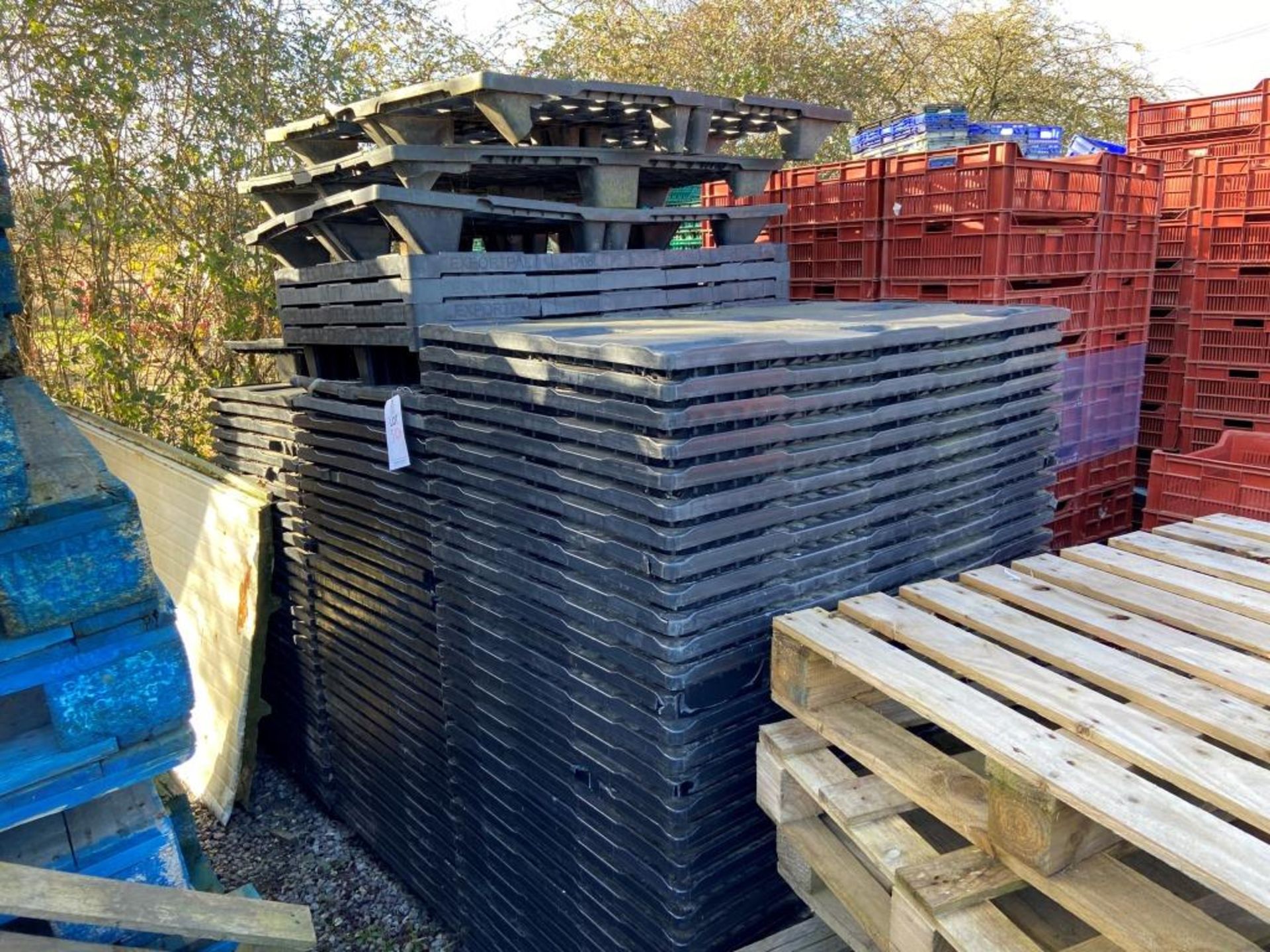Approx 100 assorted size black plastic pallets
