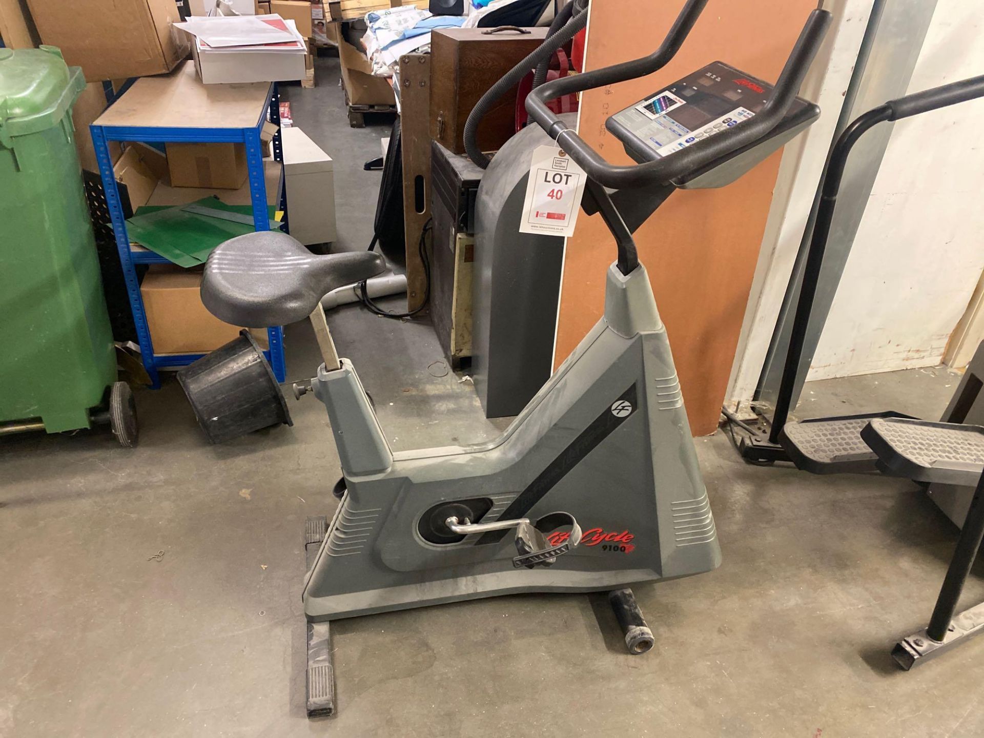 Fitness equipment to include Life fitness 9100 life cycle, life fitness 9500 light step, rowing - Image 2 of 6