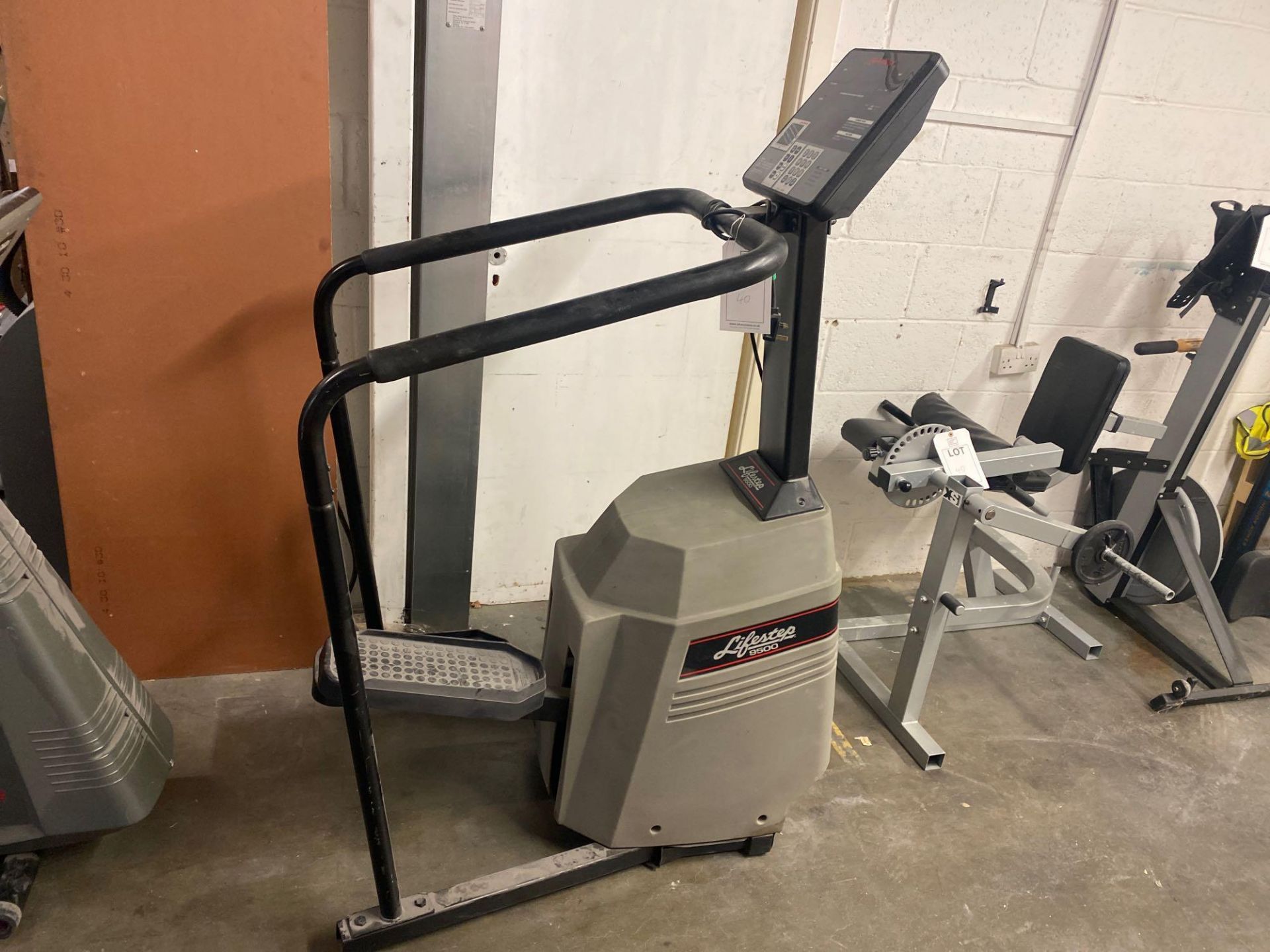 Fitness equipment to include Life fitness 9100 life cycle, life fitness 9500 light step, rowing - Image 4 of 6