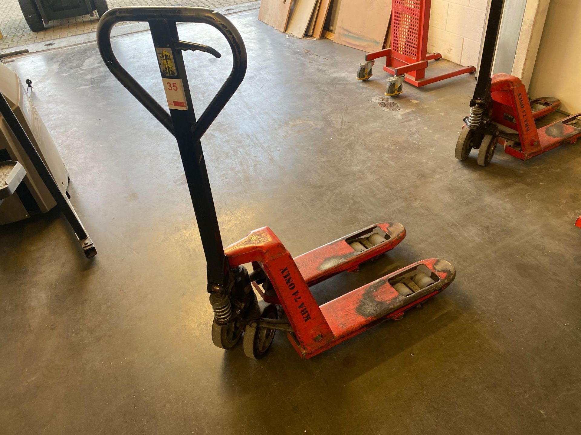 Lift mate type LTT 23 short Fork pallet truck Lift capacity 2300 kg DOM 2001 - Image 2 of 3