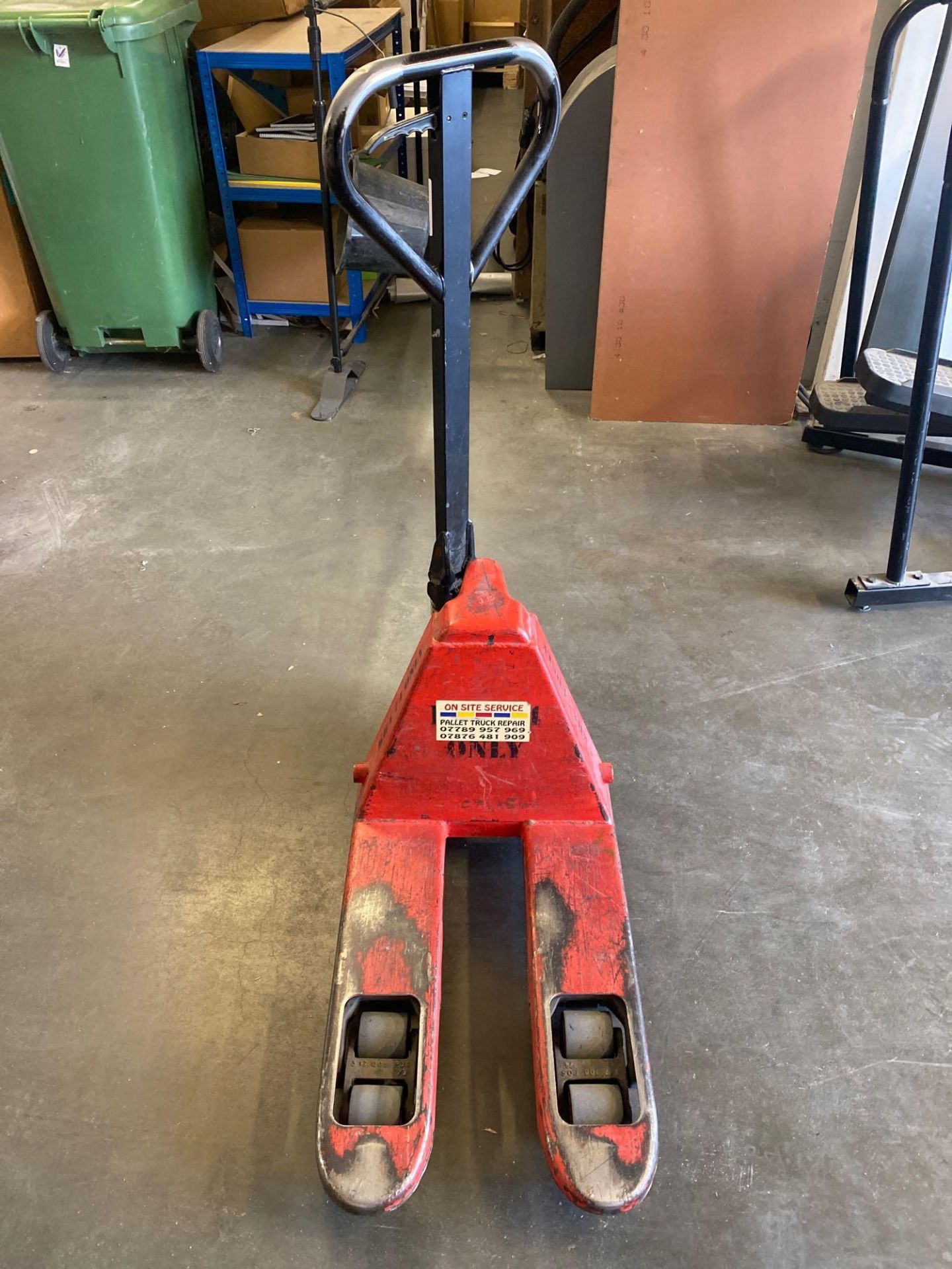 Lift mate type LTT 23 short Fork pallet truck Lift capacity 2300 kg DOM 2001 - Image 3 of 3