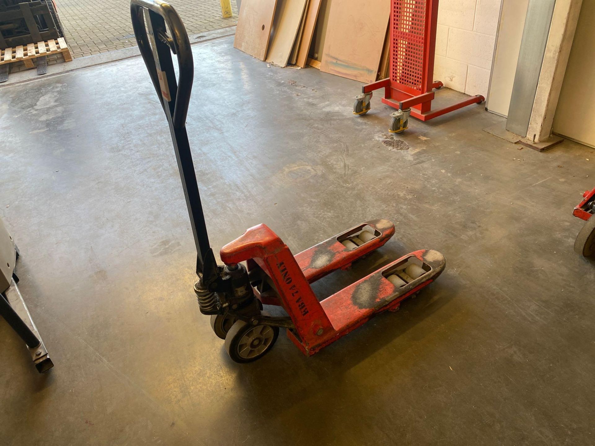 Lift mate type LTT 23 short fork pallet truck Lift capacity 2300 kg DOM 2001 - Image 2 of 3