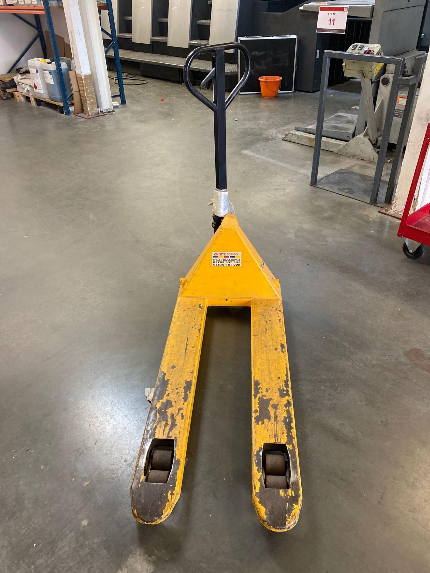 Manual pallet truck type DF 25 Lift capacity 2500 kg DOM 2015 - Image 3 of 3