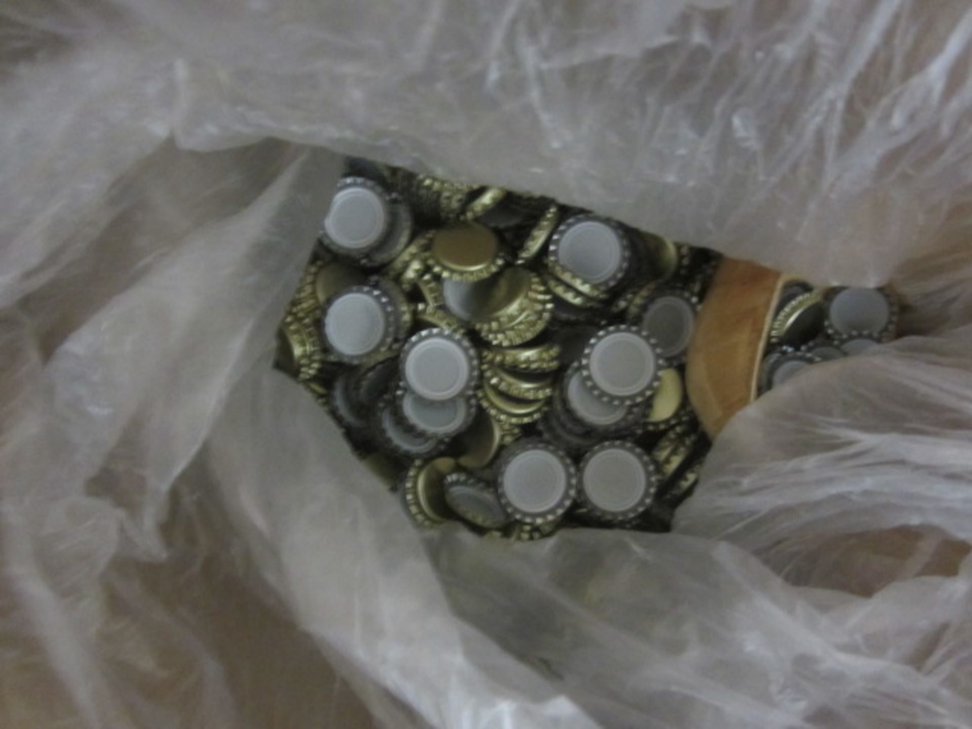 Two plastic crates of cask caps/seals and one bag of bottle caps - Image 4 of 4