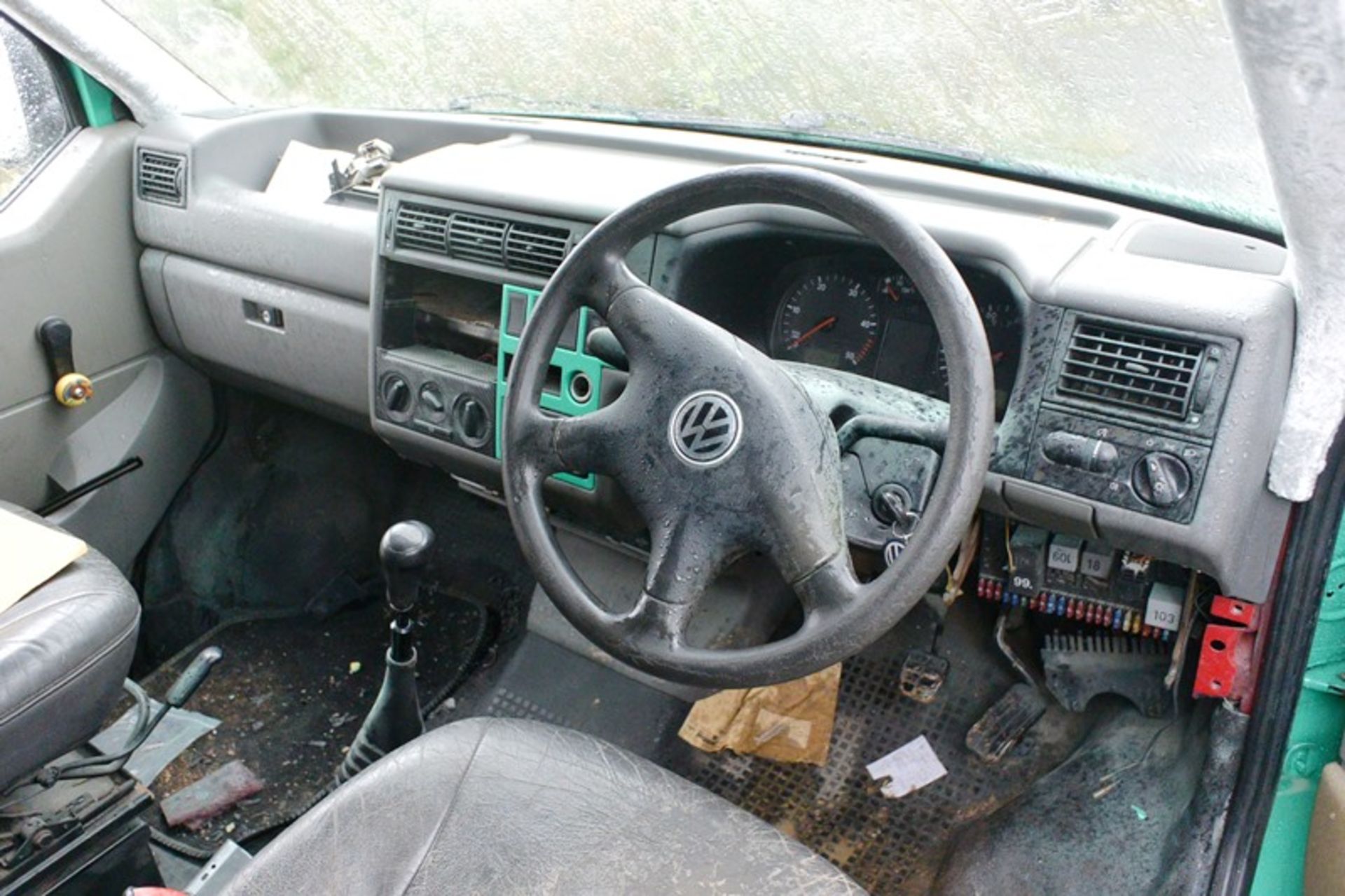 Volkswagen Transporter TDi LWB (2002) - Image 15 of 48