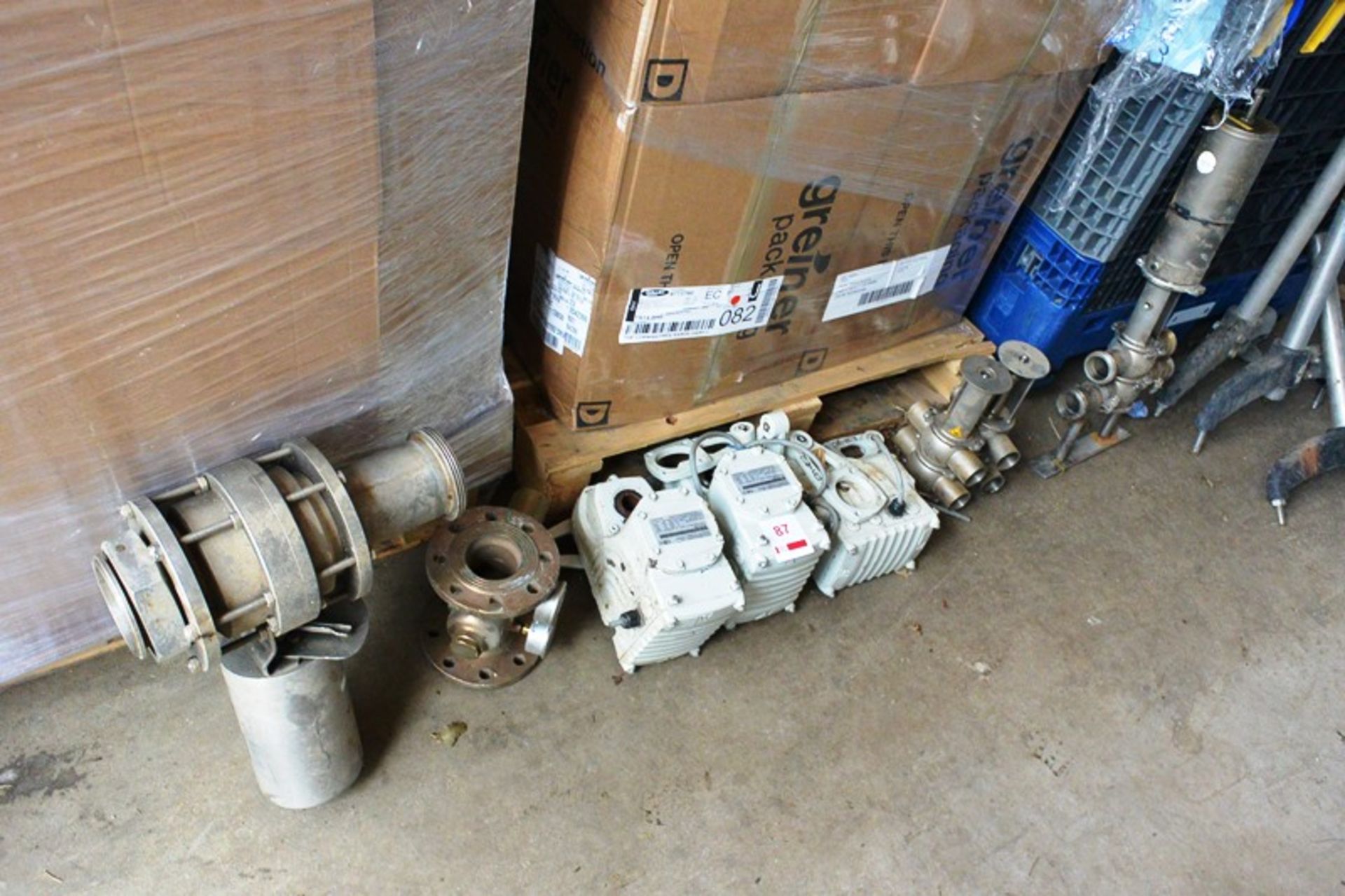 Eight various valves (as lotted) (working condition unknown)