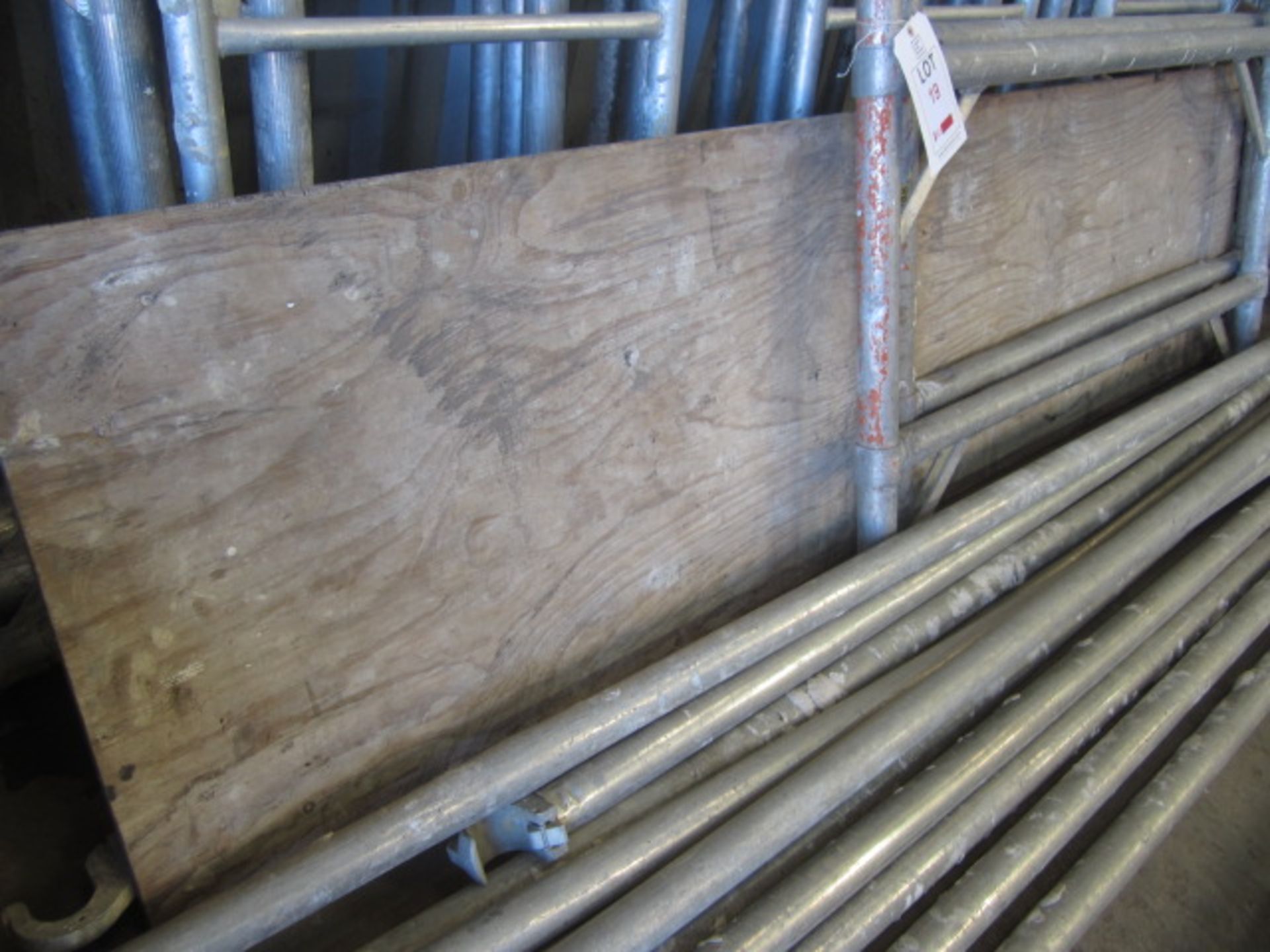 Aluminium tower scaffolding comprising of sides, board, cross beams - Image 4 of 6