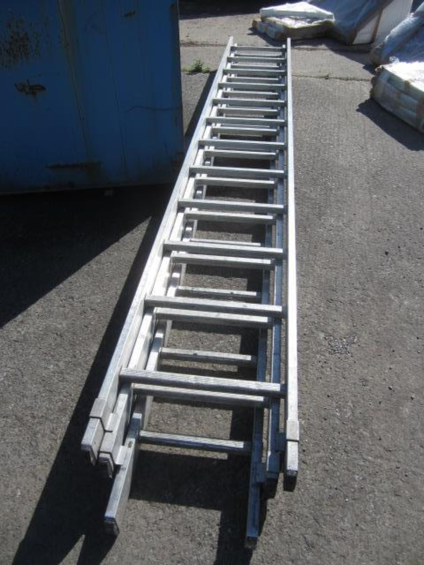 Aluminium triple extension ladder - Image 2 of 2