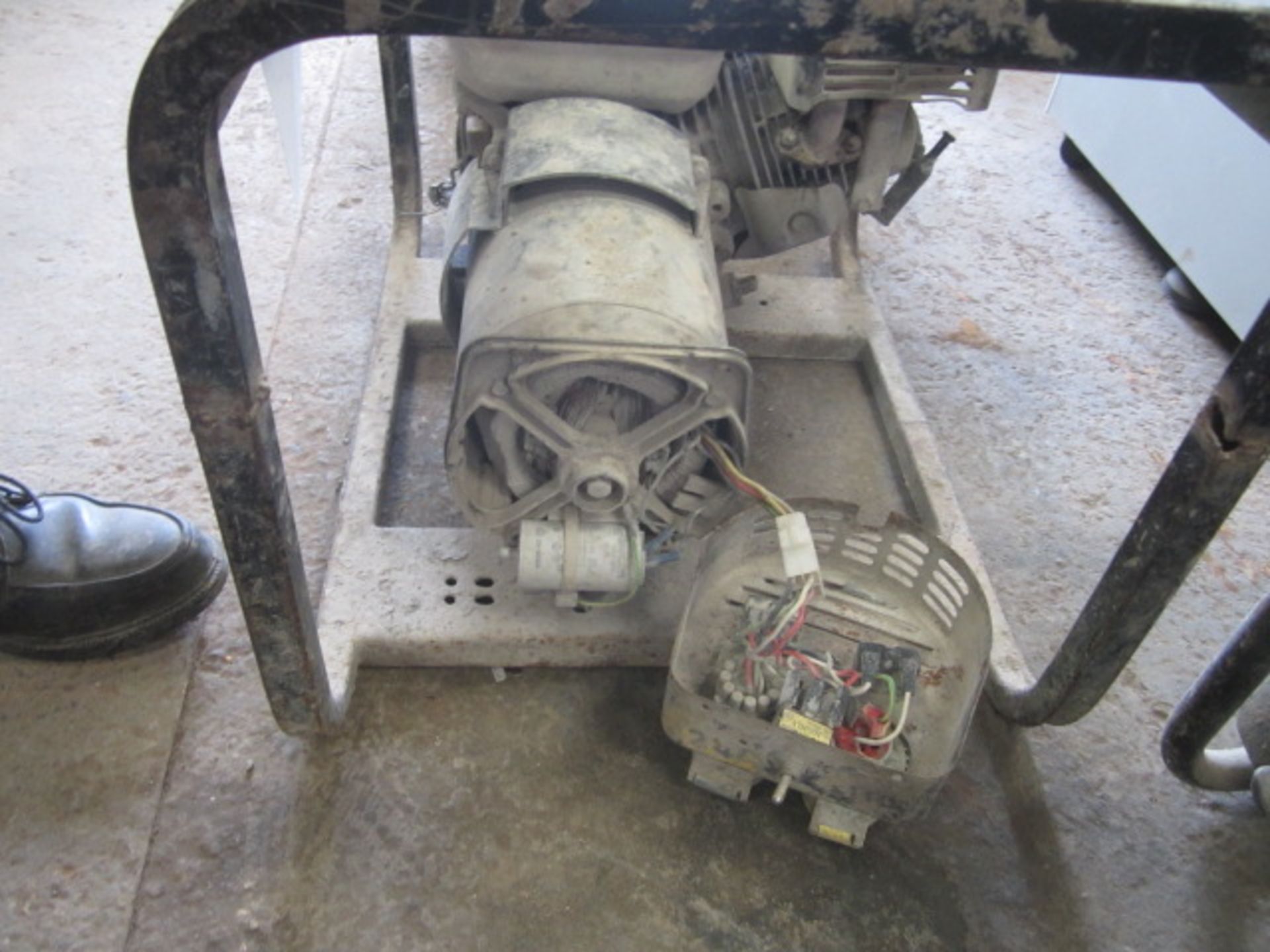 Uubadged portable petrol generator with Honda GX160 engine - Image 4 of 4