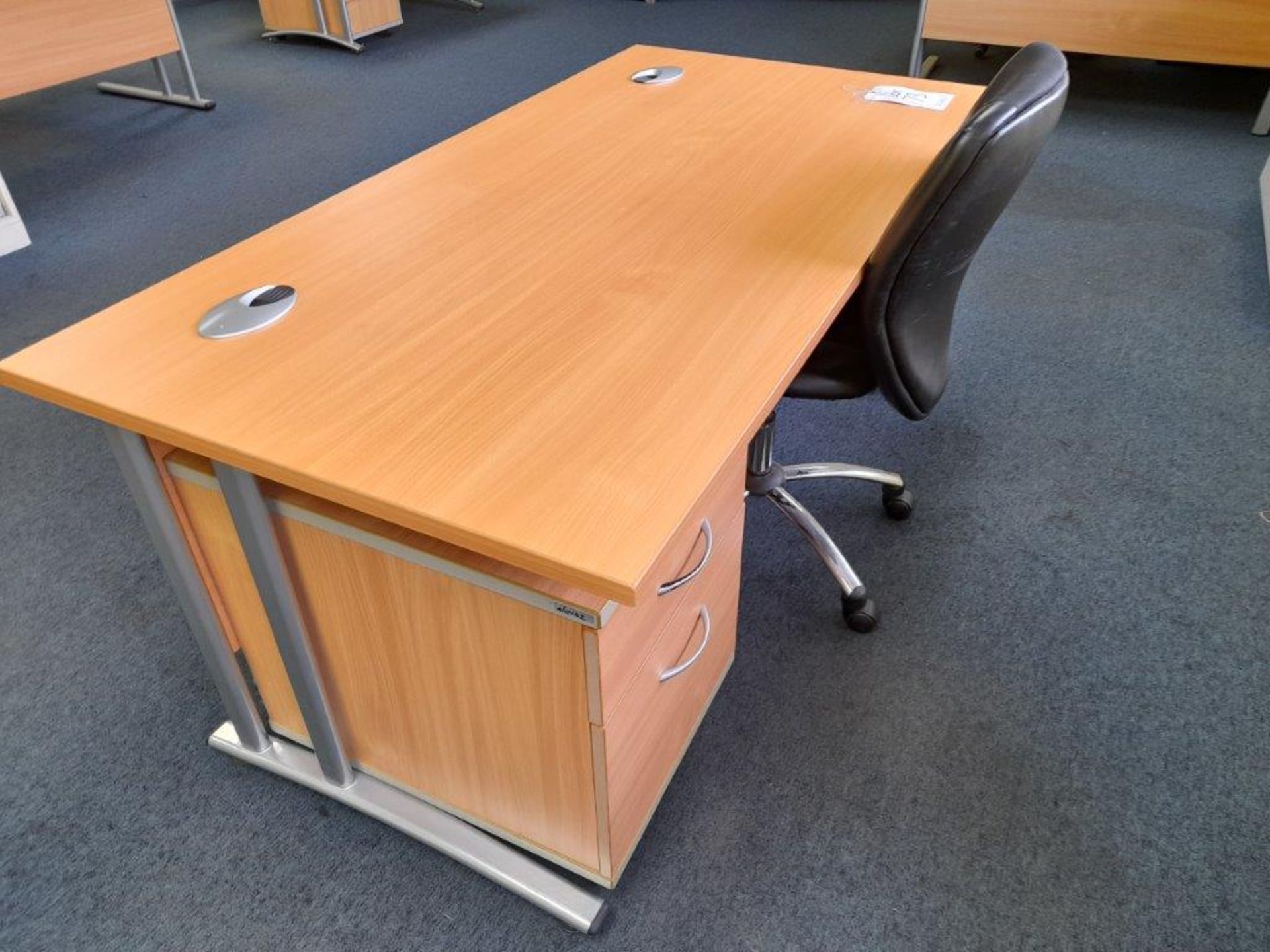 2 x light oak veneeered desks each with pedestal unit and 2 assorted swivel chairs - Image 2 of 3