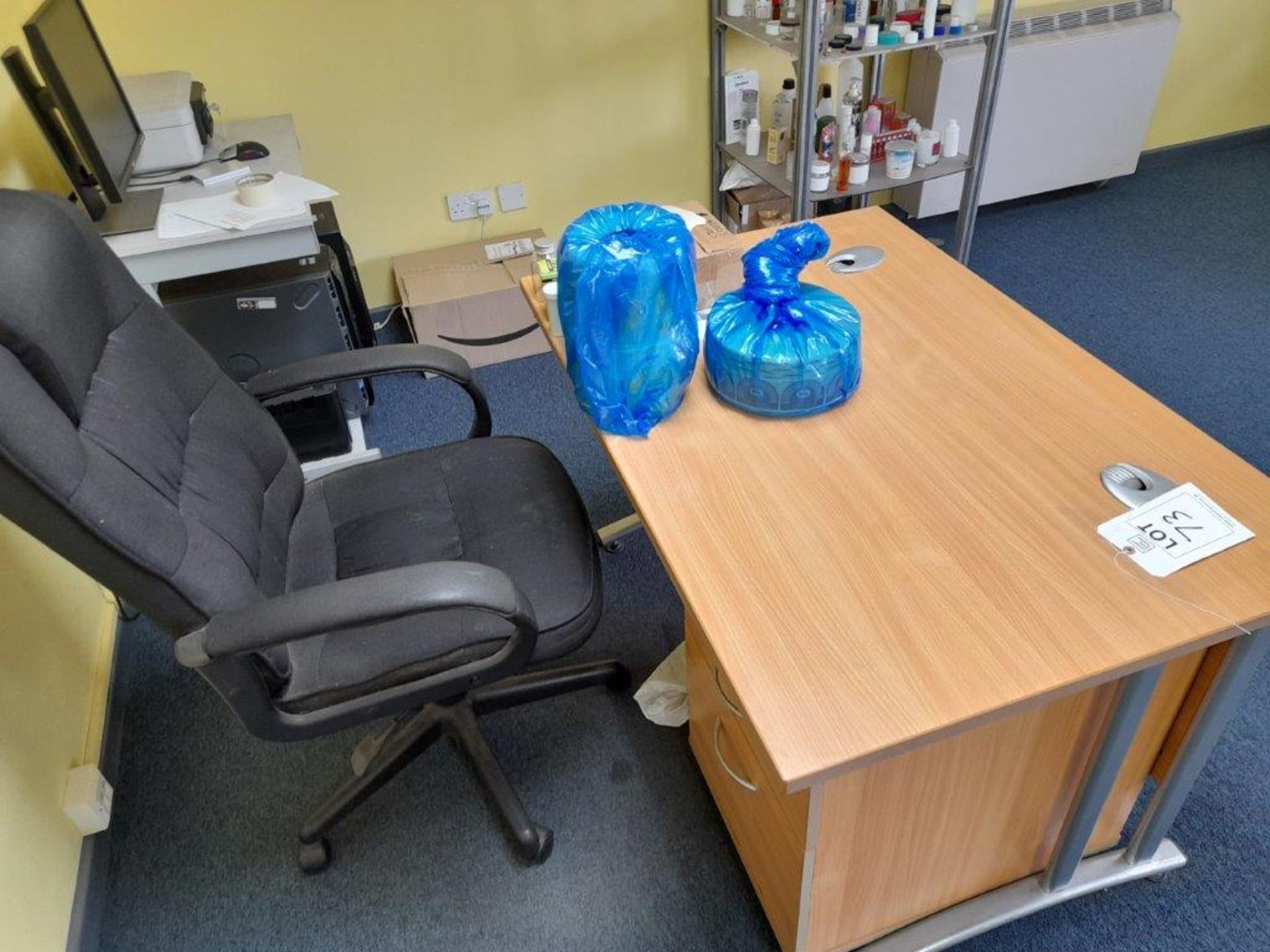 2 x light oak veneeered desks each with pedestal unit and 2 assorted swivel chairs - Image 3 of 3