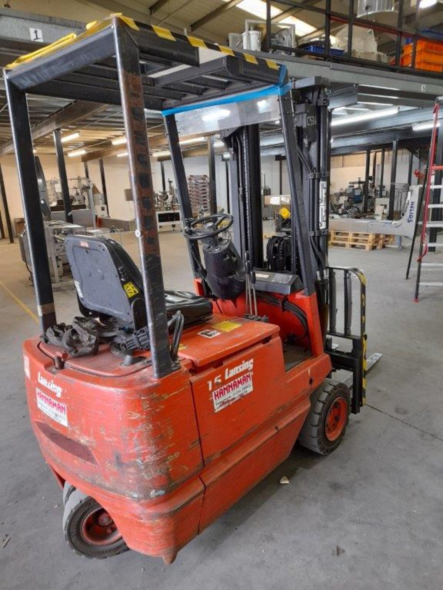 Lansing Linde electric powered forklift truck, serial no. 322E 05002715 (1994), rated capacity 1, - Image 3 of 8
