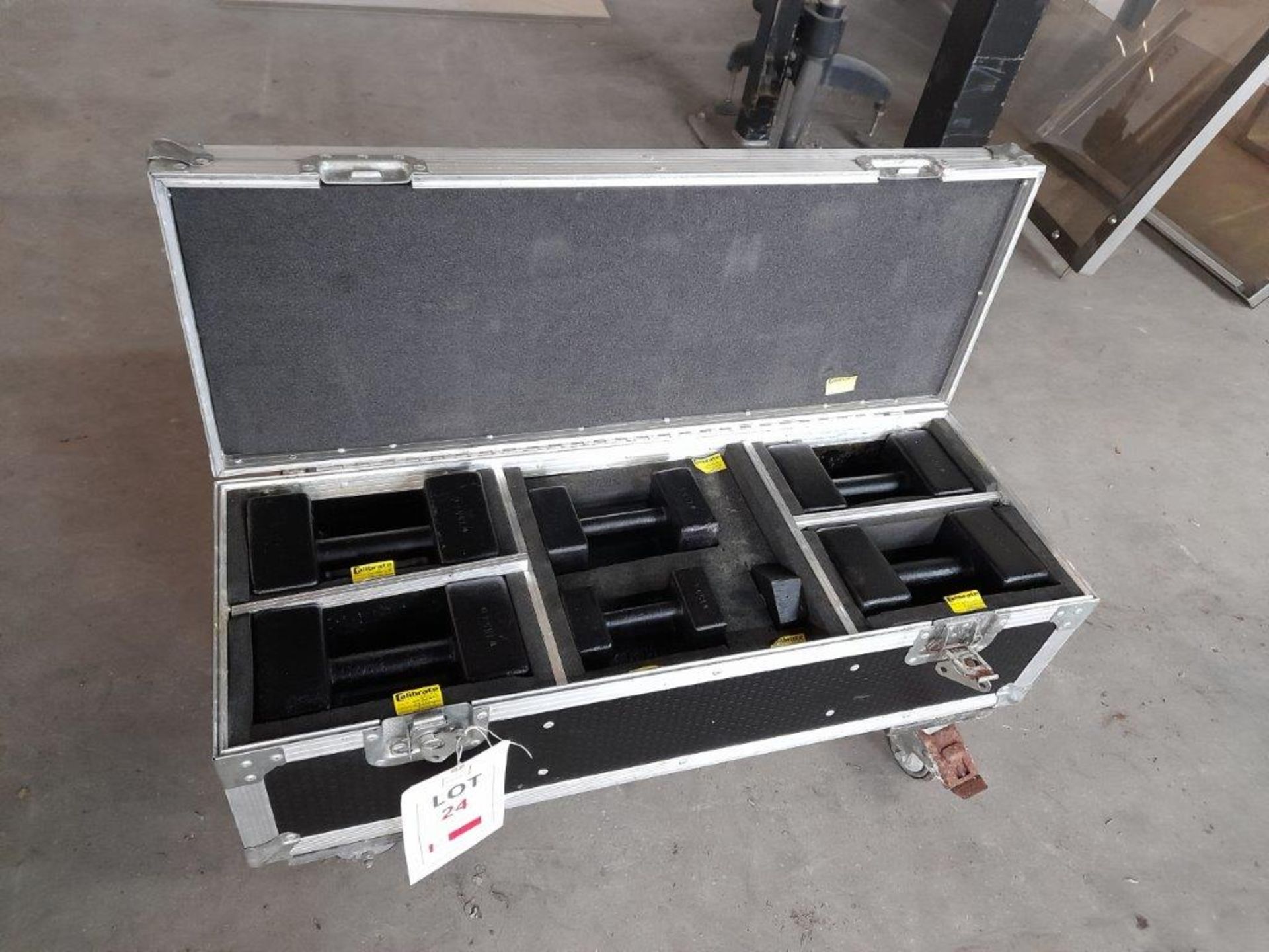 Set of check weights in case, serial no. W1554, 4 x 20kg, 1 x 10kg, 1 x 5kg and 1 x 1kg - Image 4 of 4