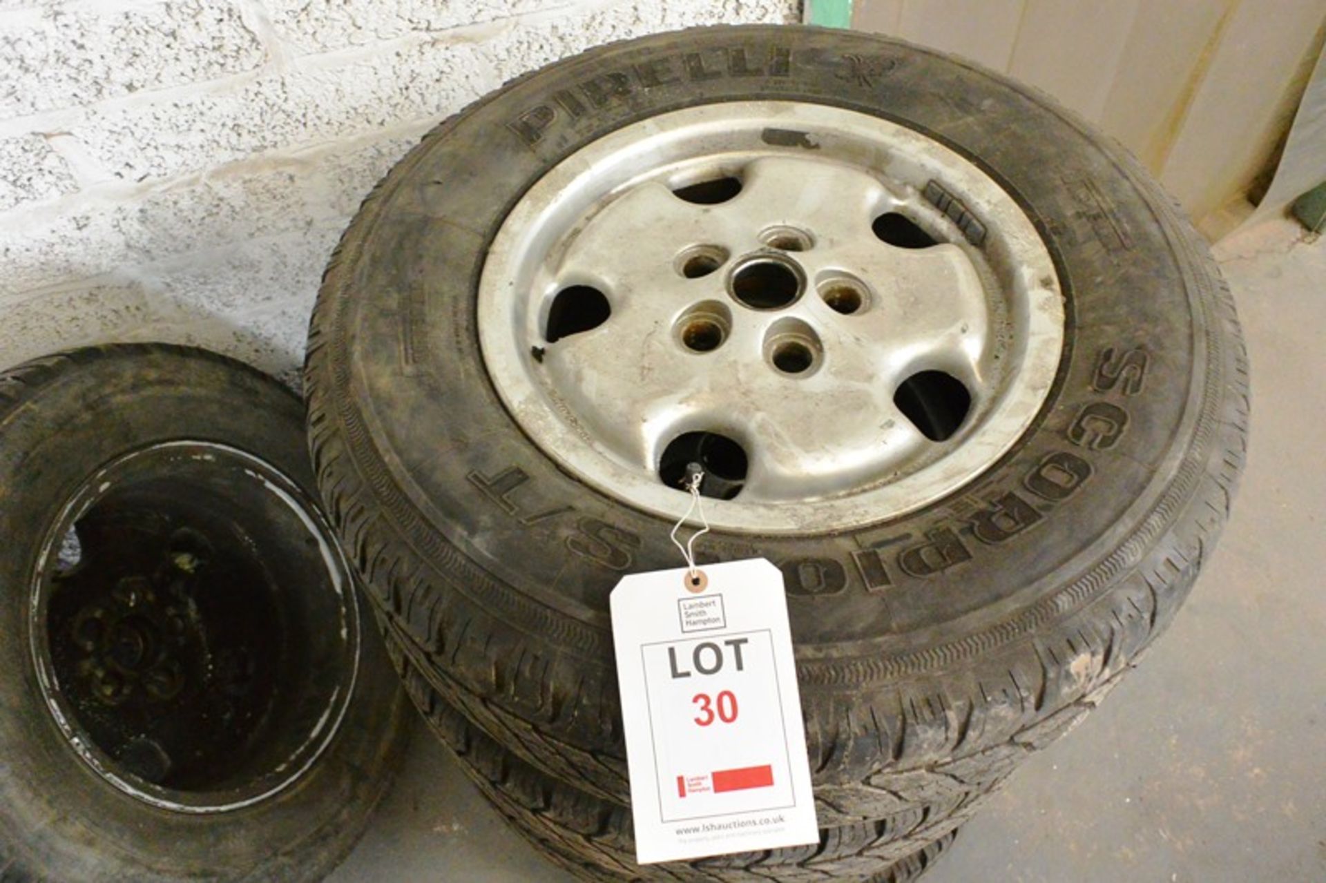 Five Land Rover wheel rims, 4 Pirelli scopion tyres - Bild 2 aus 2