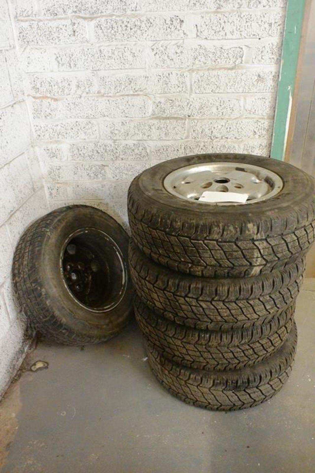 Five Land Rover wheel rims, 4 Pirelli scopion tyres