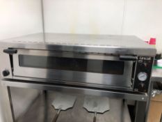 Lincat Pizza Oven PO630 7.2kW. Pizza capacity: up to 6x 12" c/w two pizza paddles and stainless